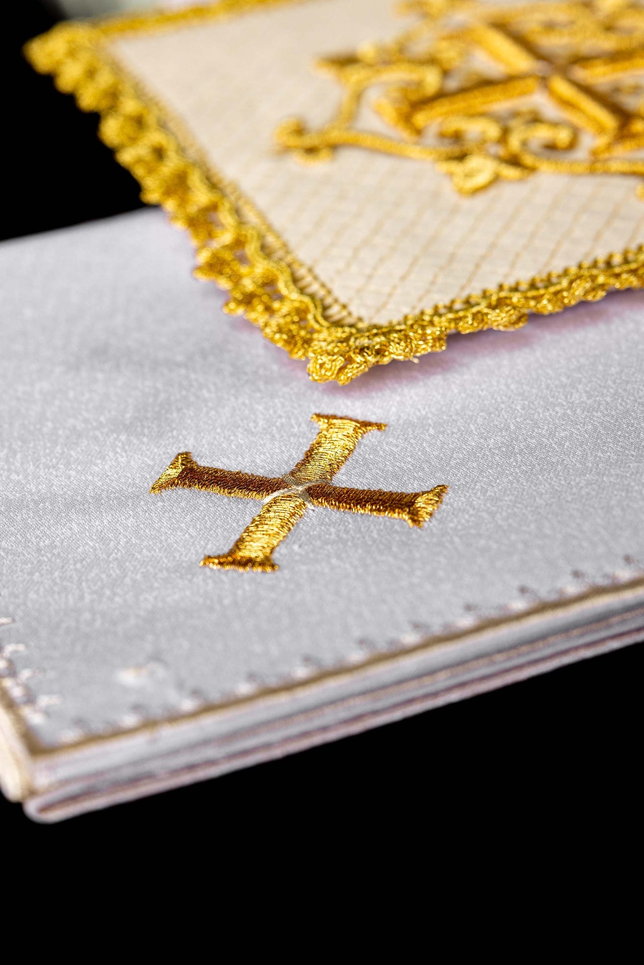 Bielizna kielichowa z haftowanym krzyżem aksamit ecru - ORNATY.PL