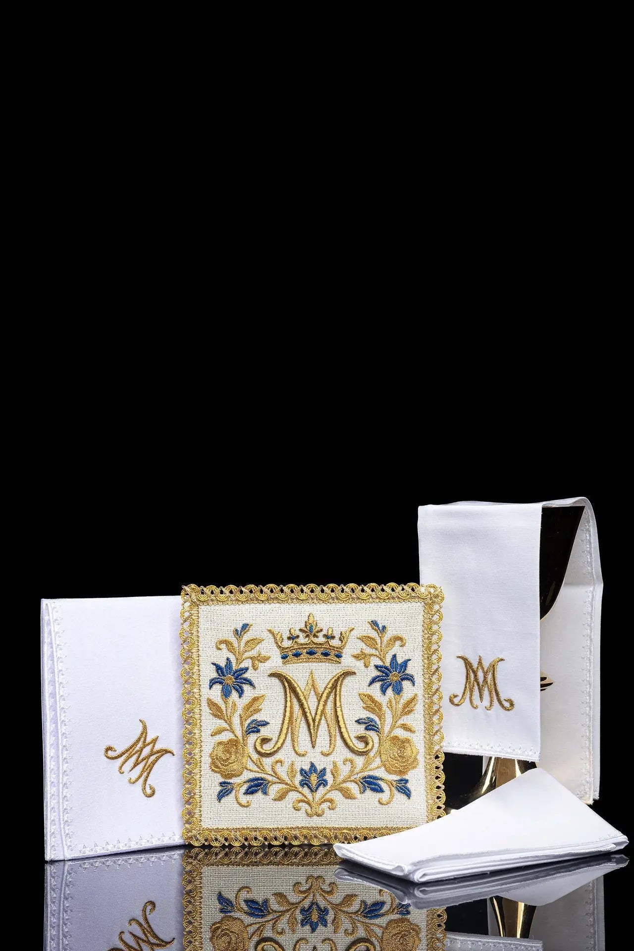Conjunto de Lencería para Cáliz con Bordado del Monograma Real Mariano
