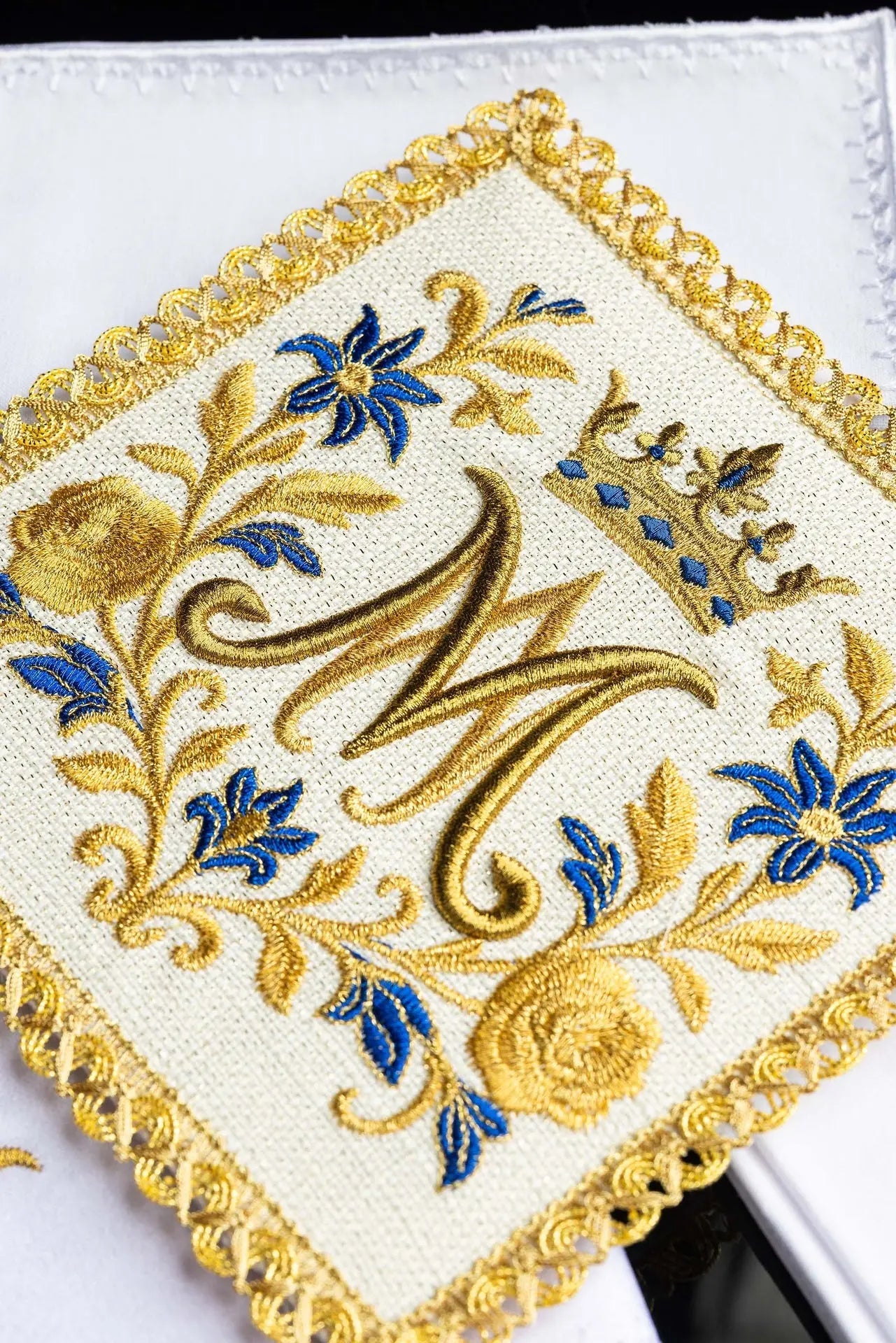 Conjunto de Lencería para Cáliz con Bordado del Monograma Real Mariano
