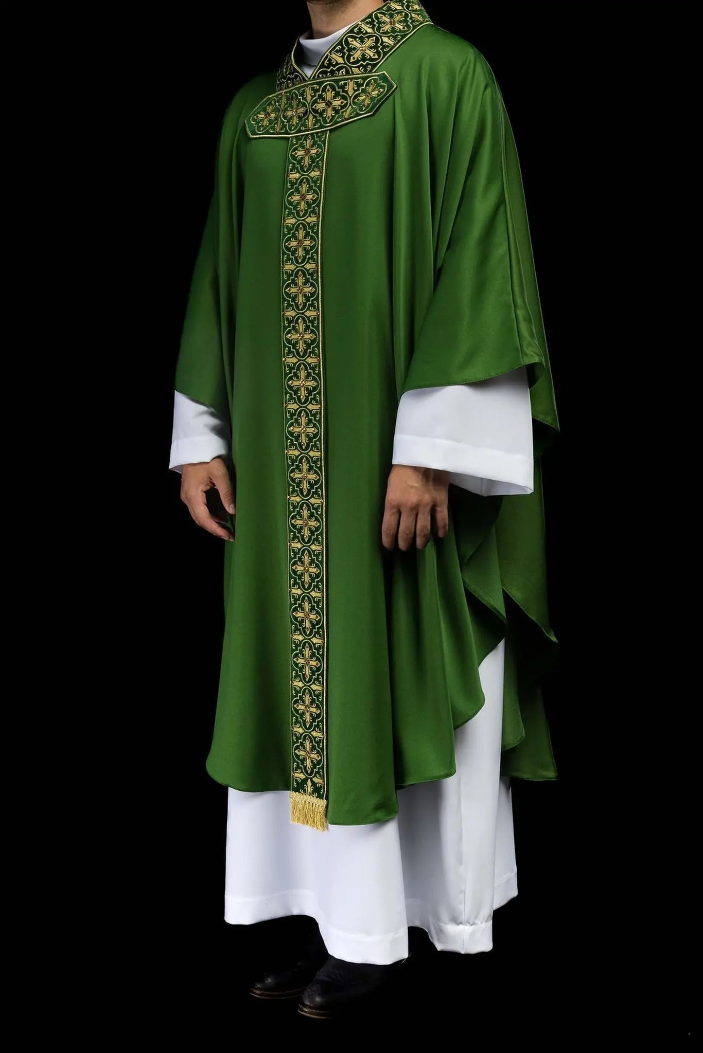 Casulla verde con cinturón bordado colgante y 500 piedras