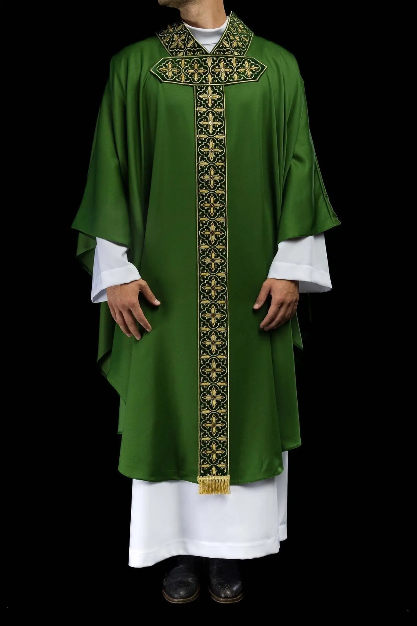 Casulla verde con cinturón bordado colgante y 500 piedras