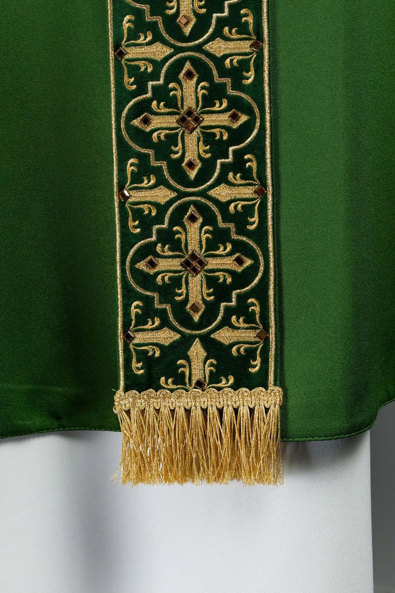 Casulla verde con cinturón bordado colgante y 500 piedras