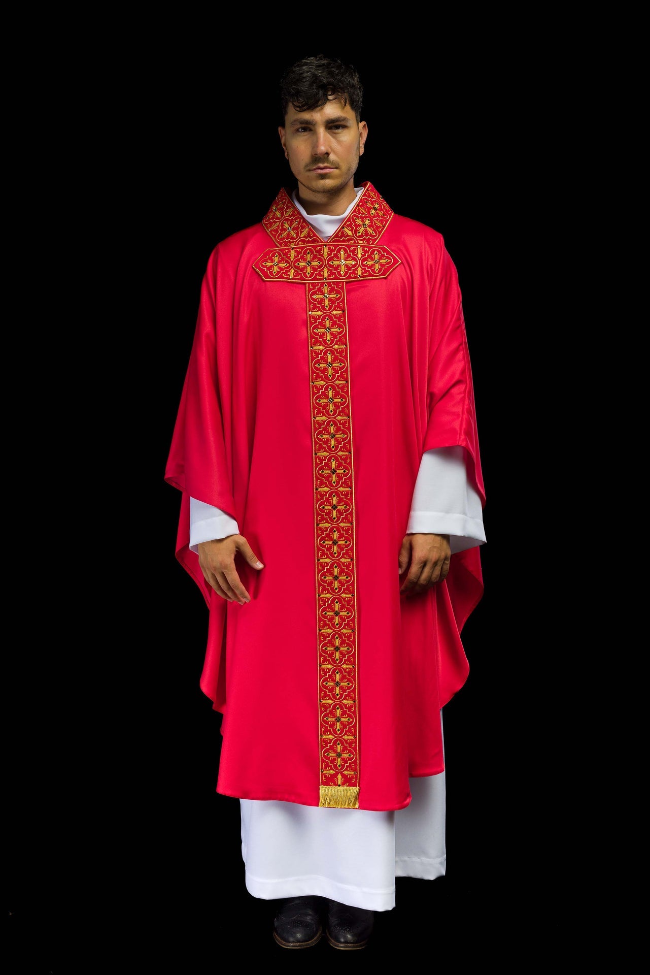 Ornat bogato haftowany zdobiony kamieniami w kolorze czerwonym - ORNATY.PL