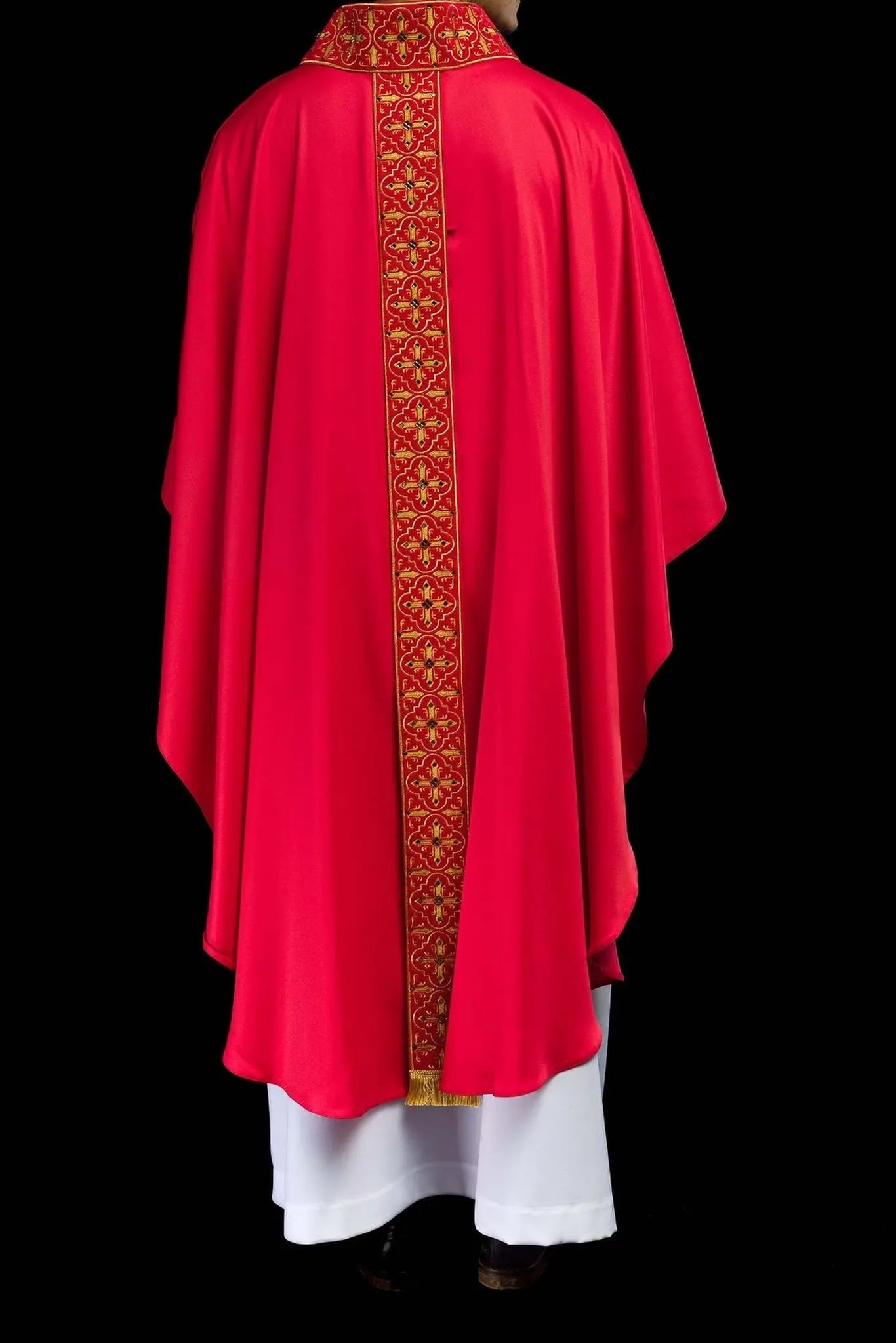 Casulla ricamente bordada decorada con piedras rojas