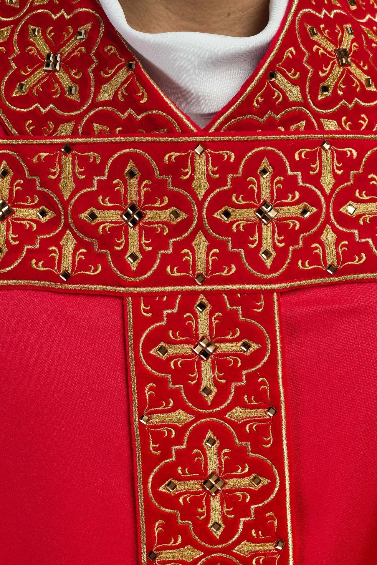 Casulla ricamente bordada decorada con piedras rojas