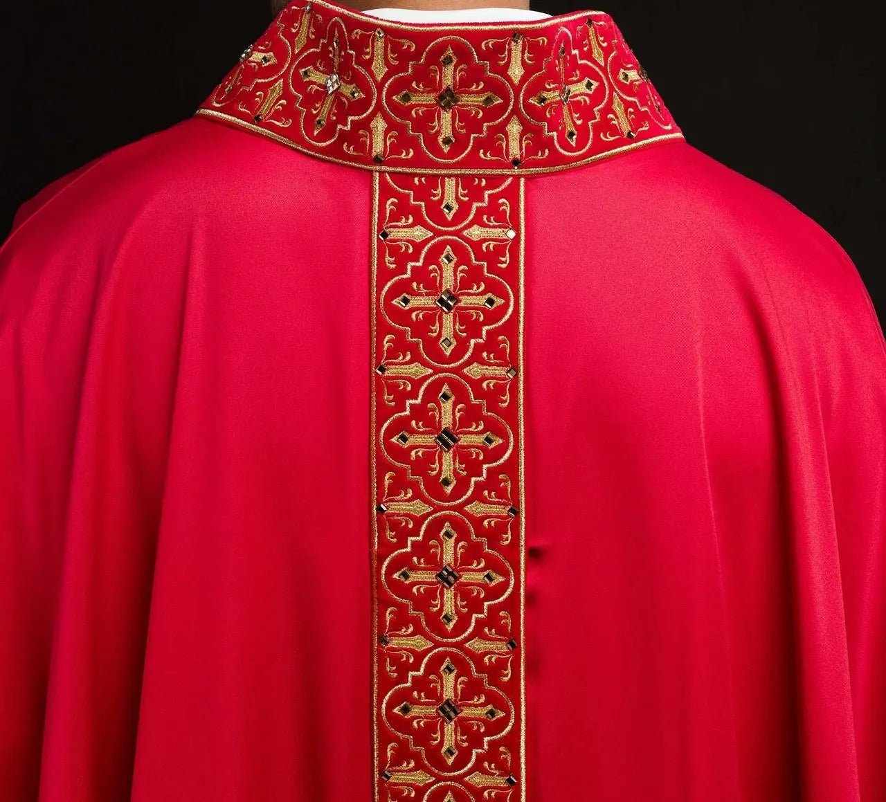 Casulla ricamente bordada decorada con piedras rojas