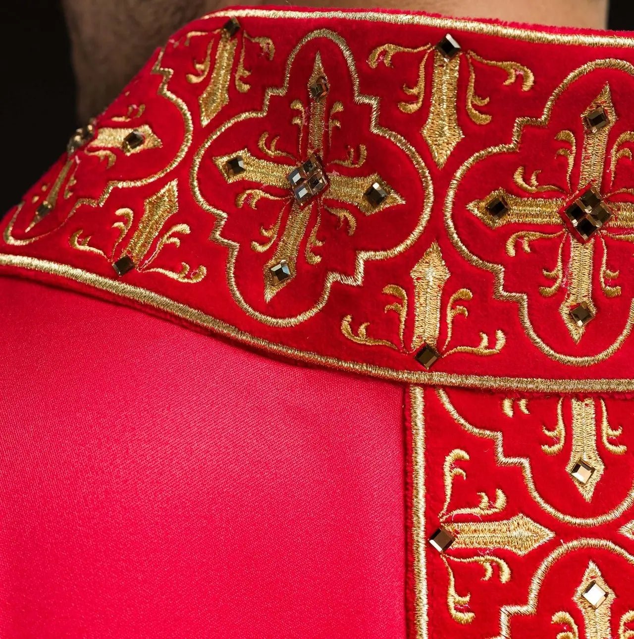 Casulla ricamente bordada decorada con piedras rojas