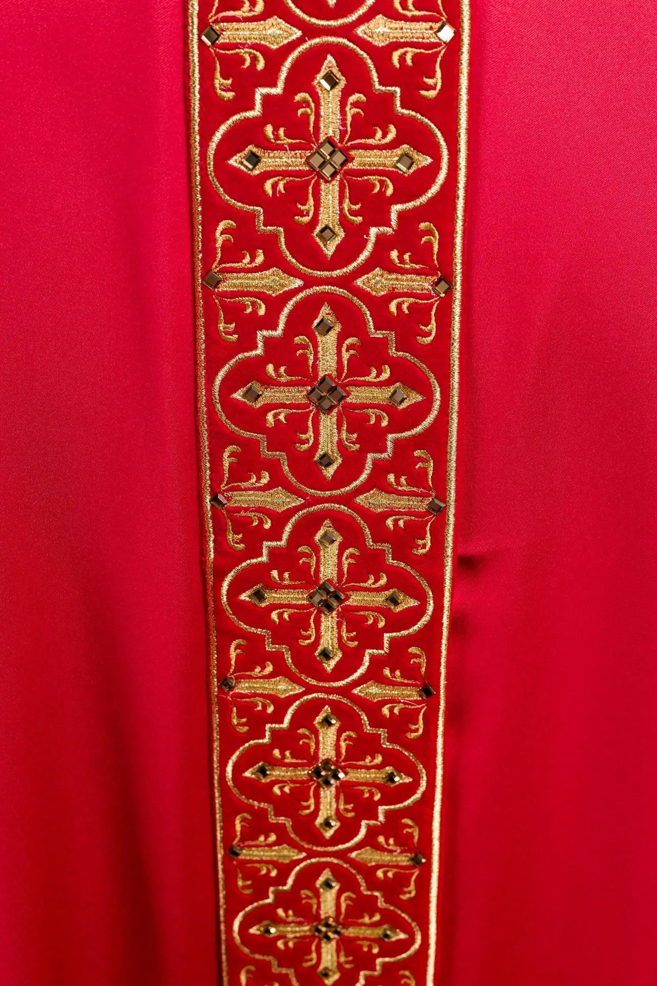 Casulla ricamente bordada decorada con piedras rojas