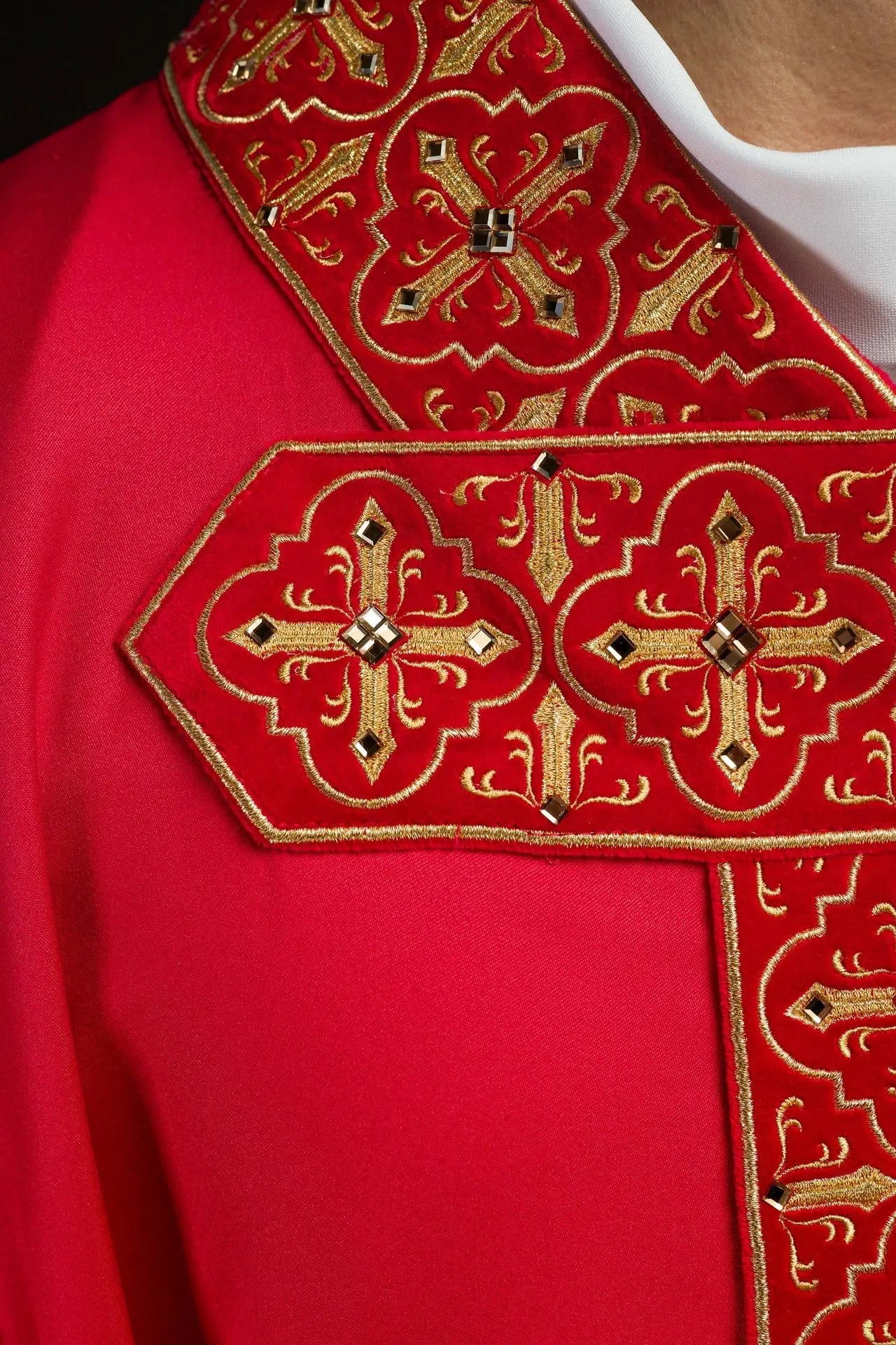 Casulla ricamente bordada decorada con piedras rojas