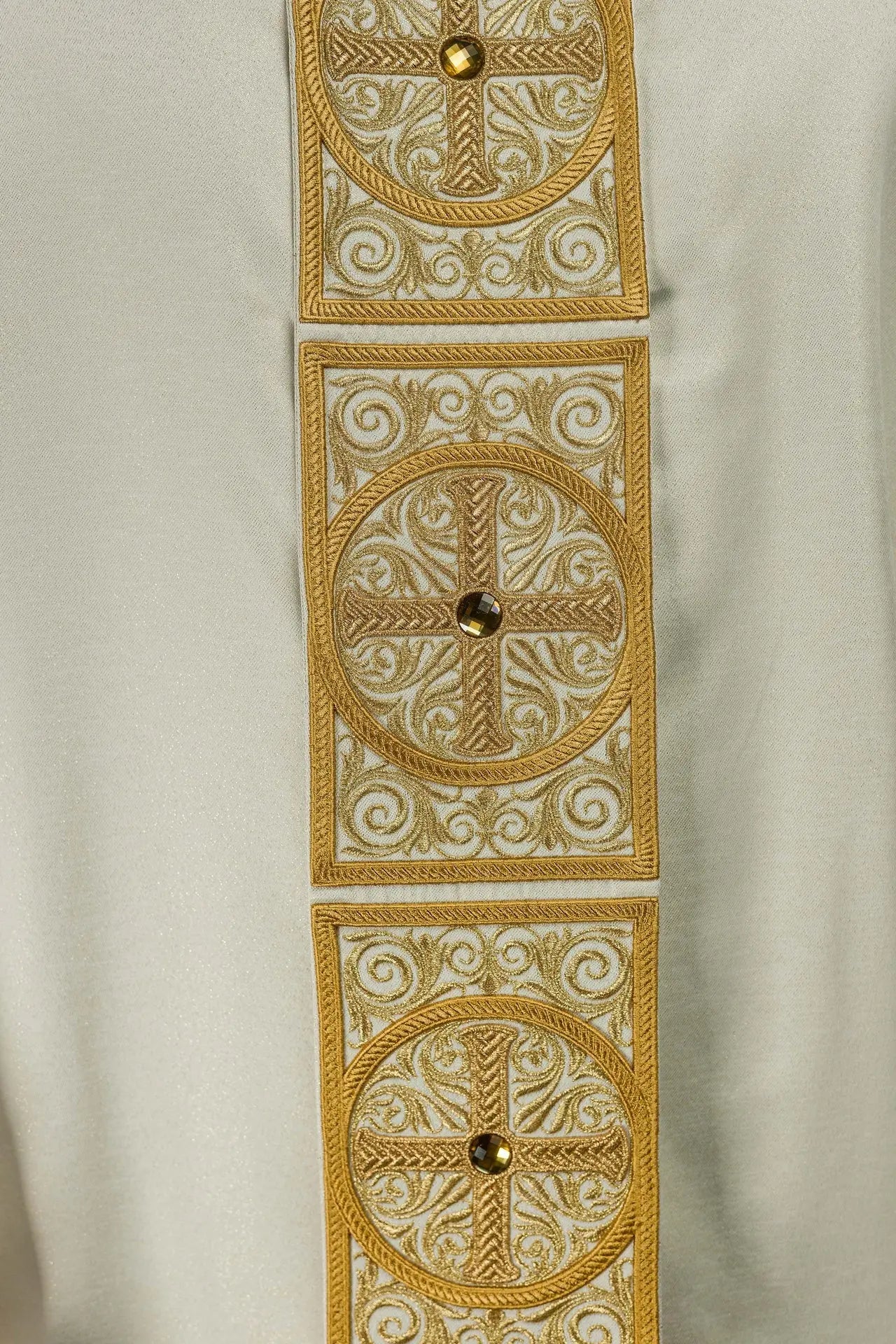 Casulla dorada ricamente bordada decorada con piedras
