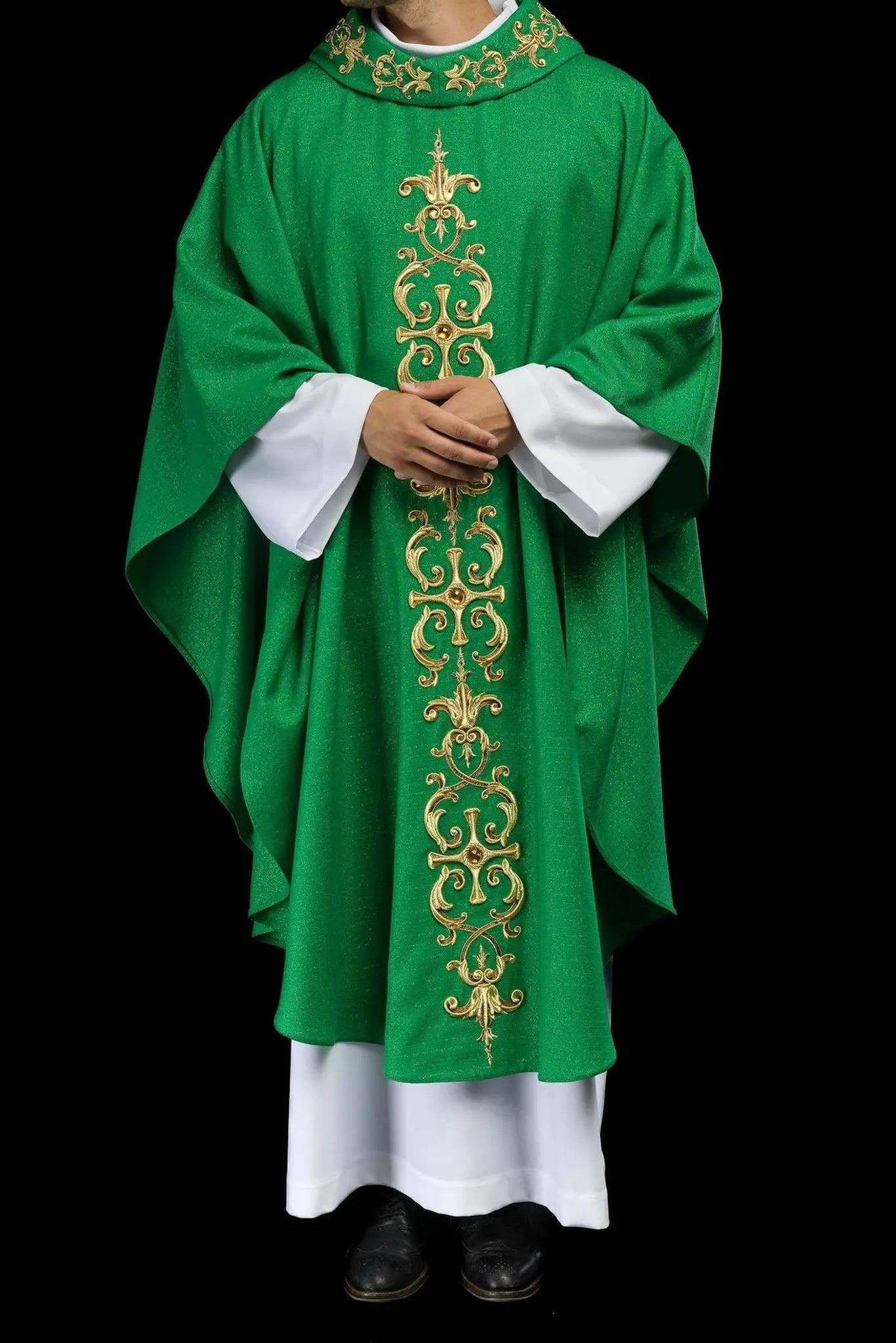 Casulla verde ricamente bordada con piedras