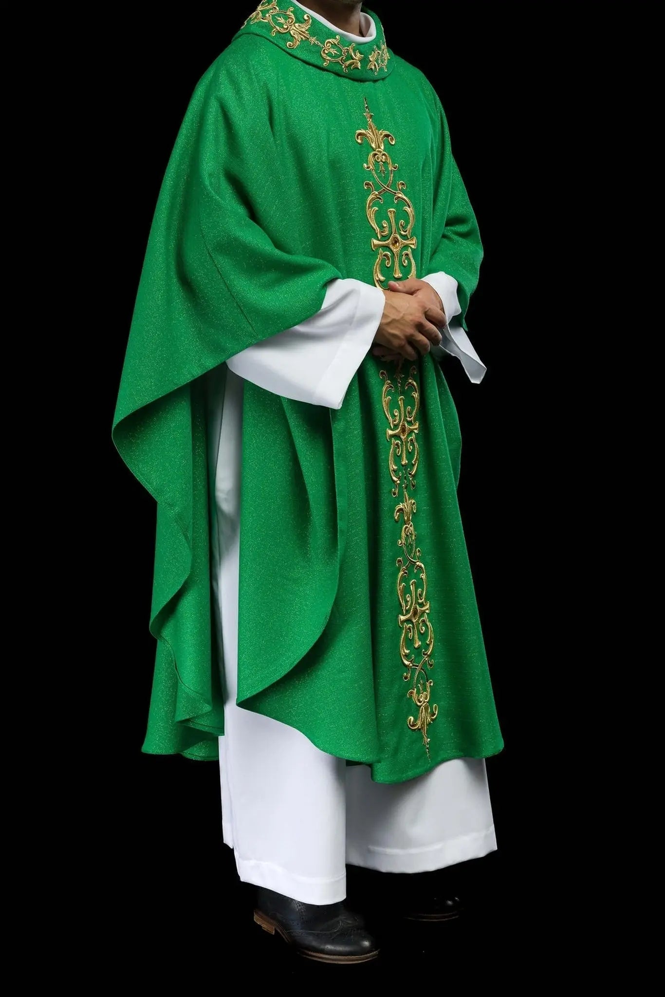 Casulla verde ricamente bordada con piedras