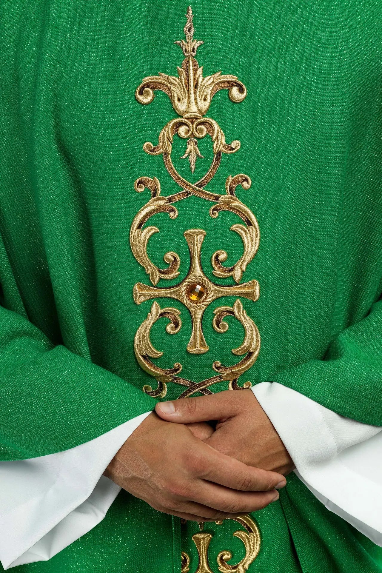 Casulla verde ricamente bordada con piedras