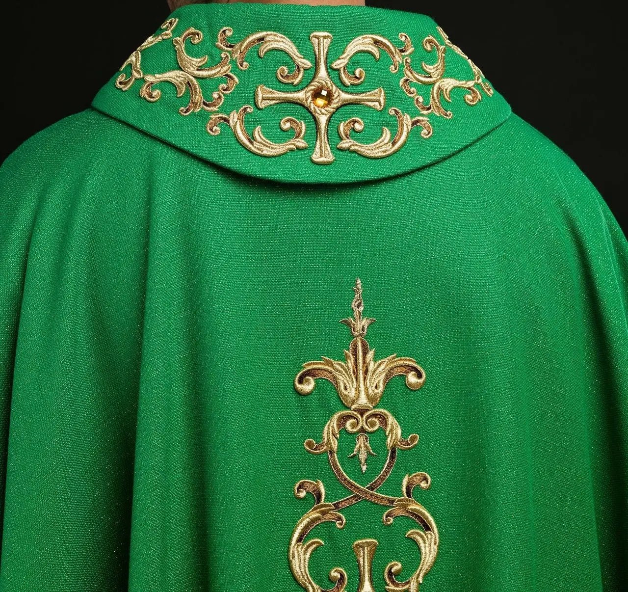 Casulla verde ricamente bordada con piedras