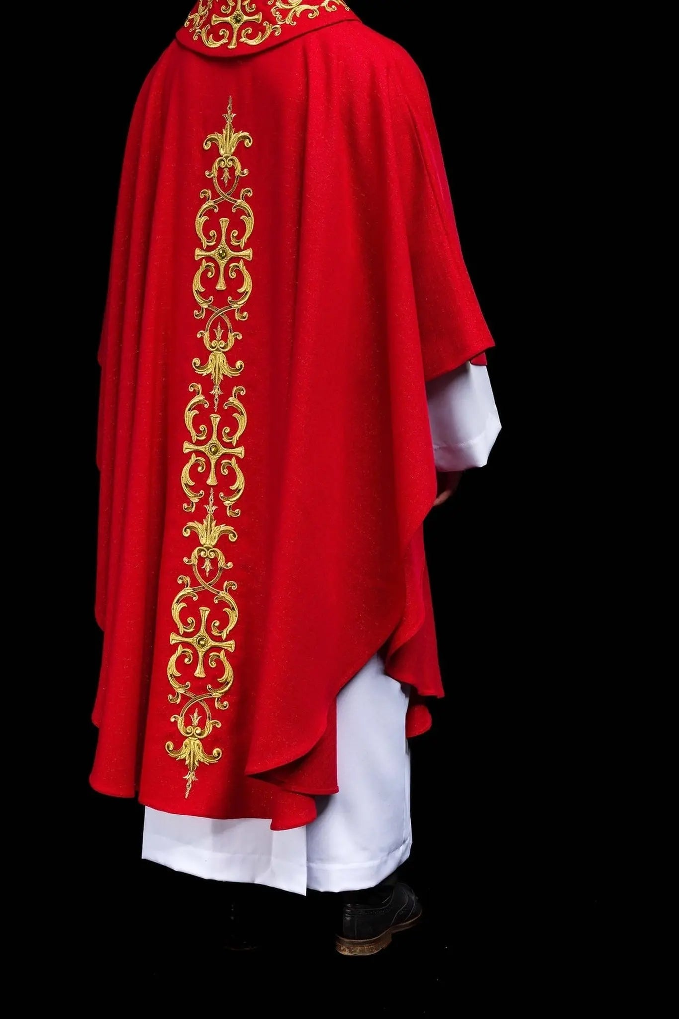 Casulla roja ricamente bordada con piedras