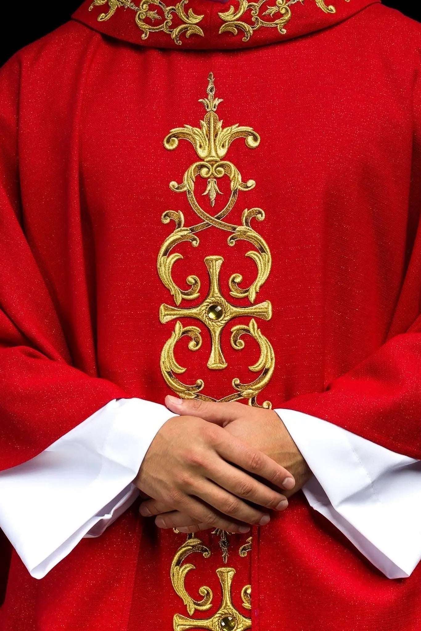 Casulla roja ricamente bordada con piedras