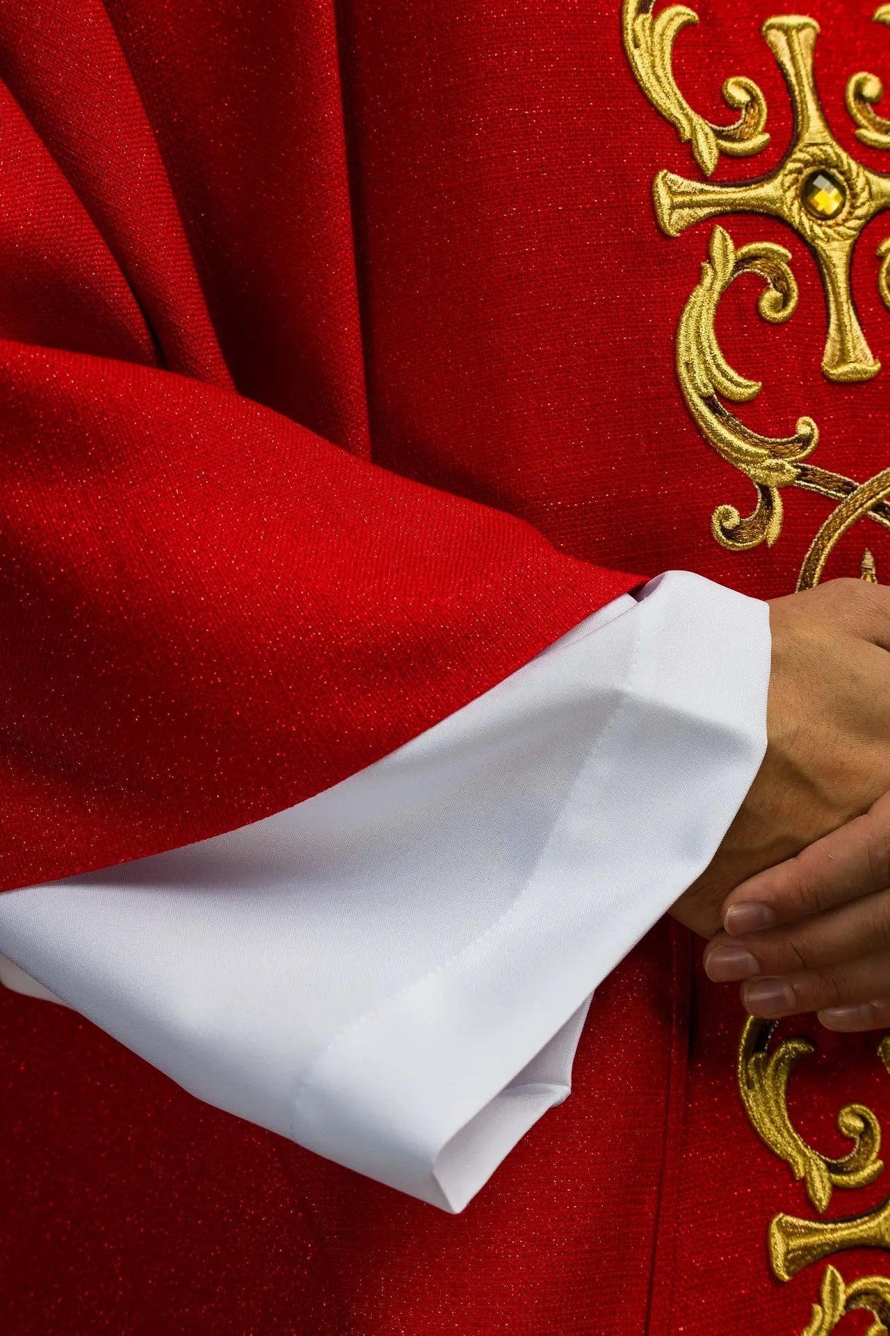 Casulla roja ricamente bordada con piedras