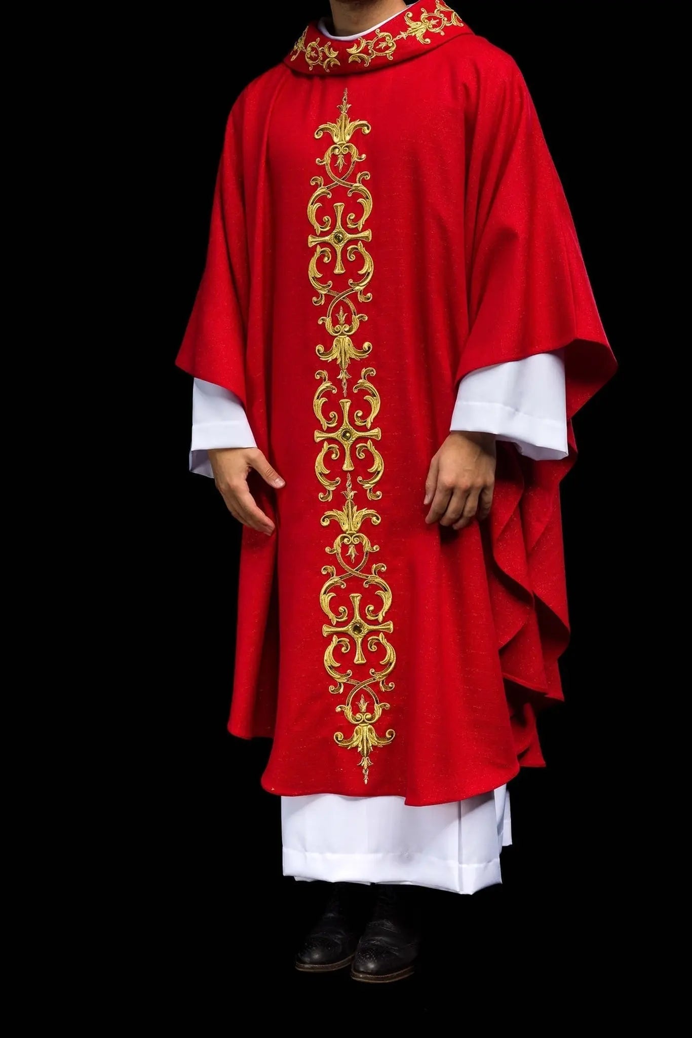 Casulla roja ricamente bordada con piedras