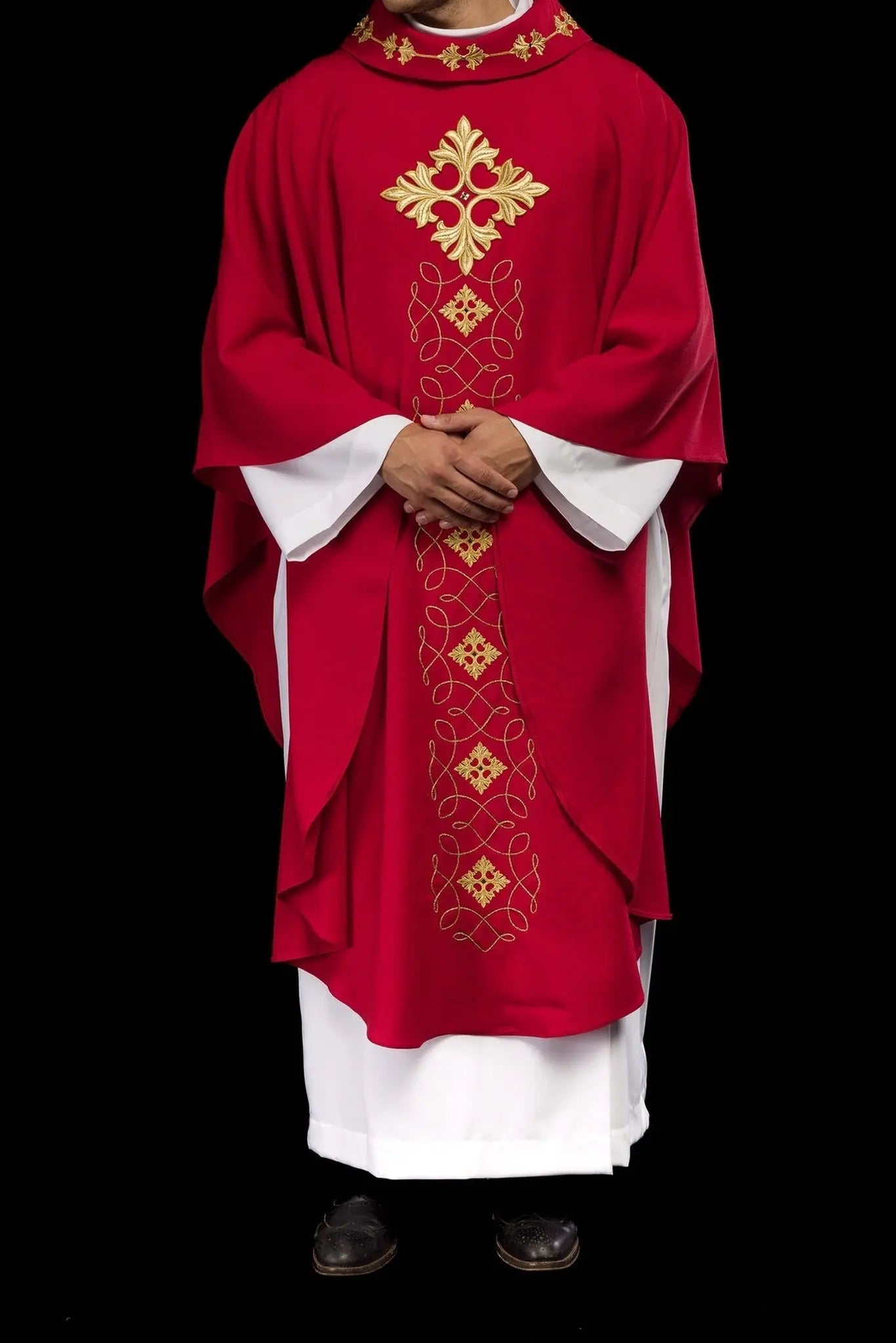 Casulla roja ricamente bordada con cuerda y piedras