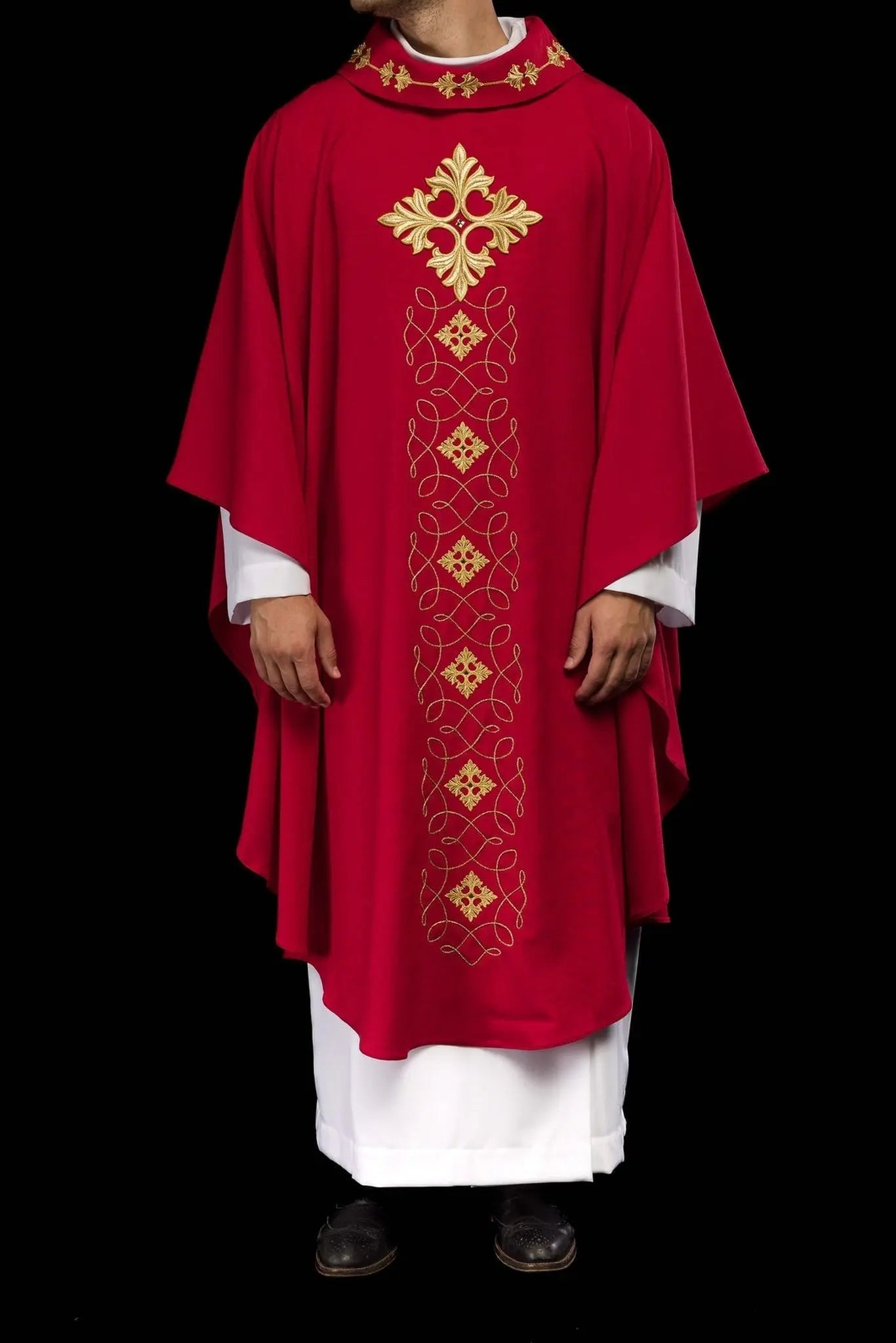 Casulla roja ricamente bordada con cuerda y piedras