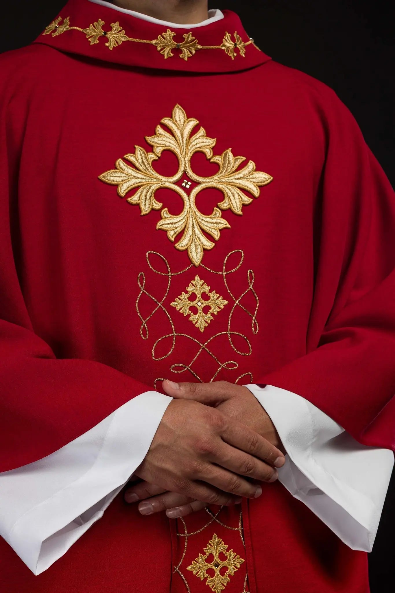 Casulla roja ricamente bordada con cuerda y piedras