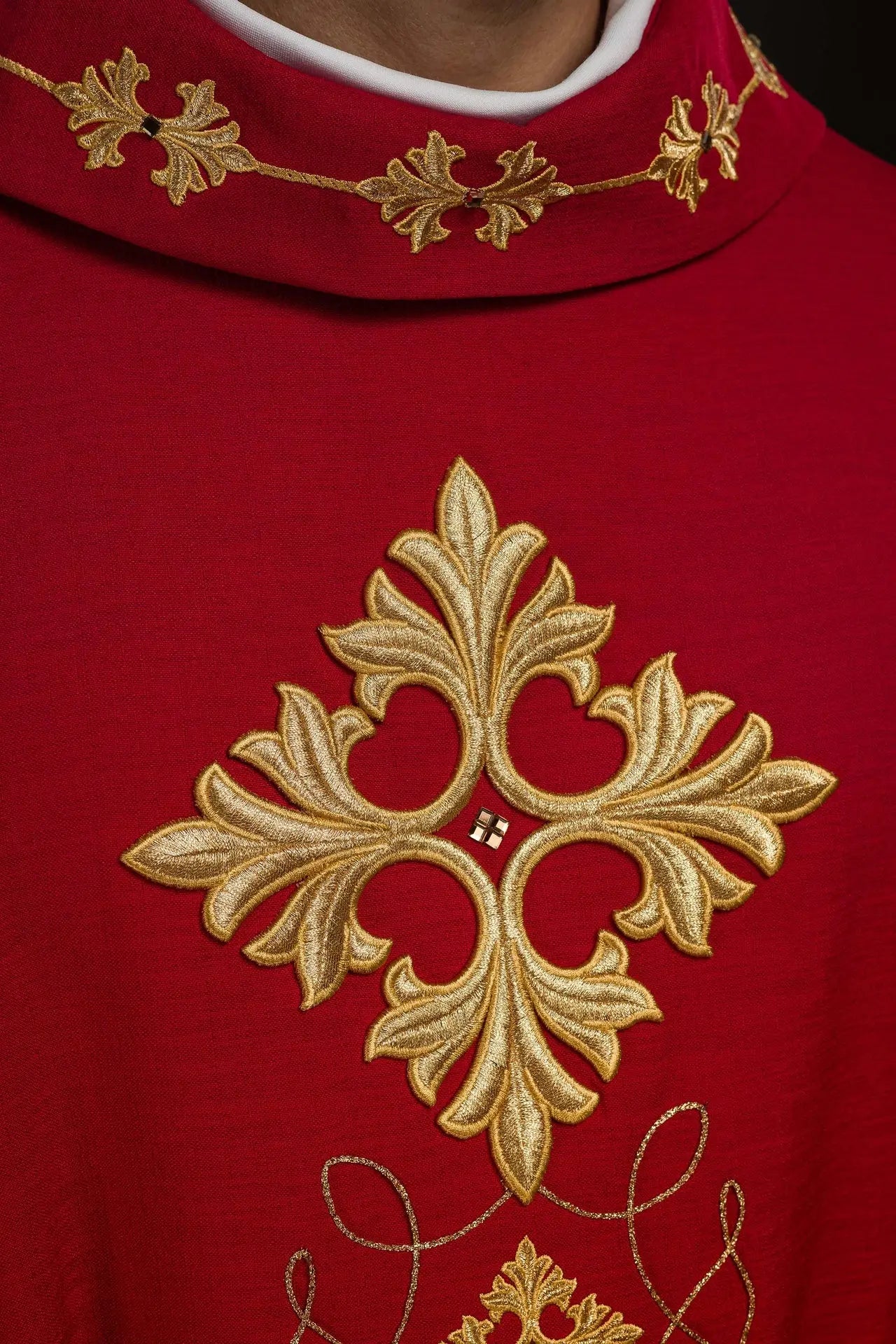 Casulla roja ricamente bordada con cuerda y piedras