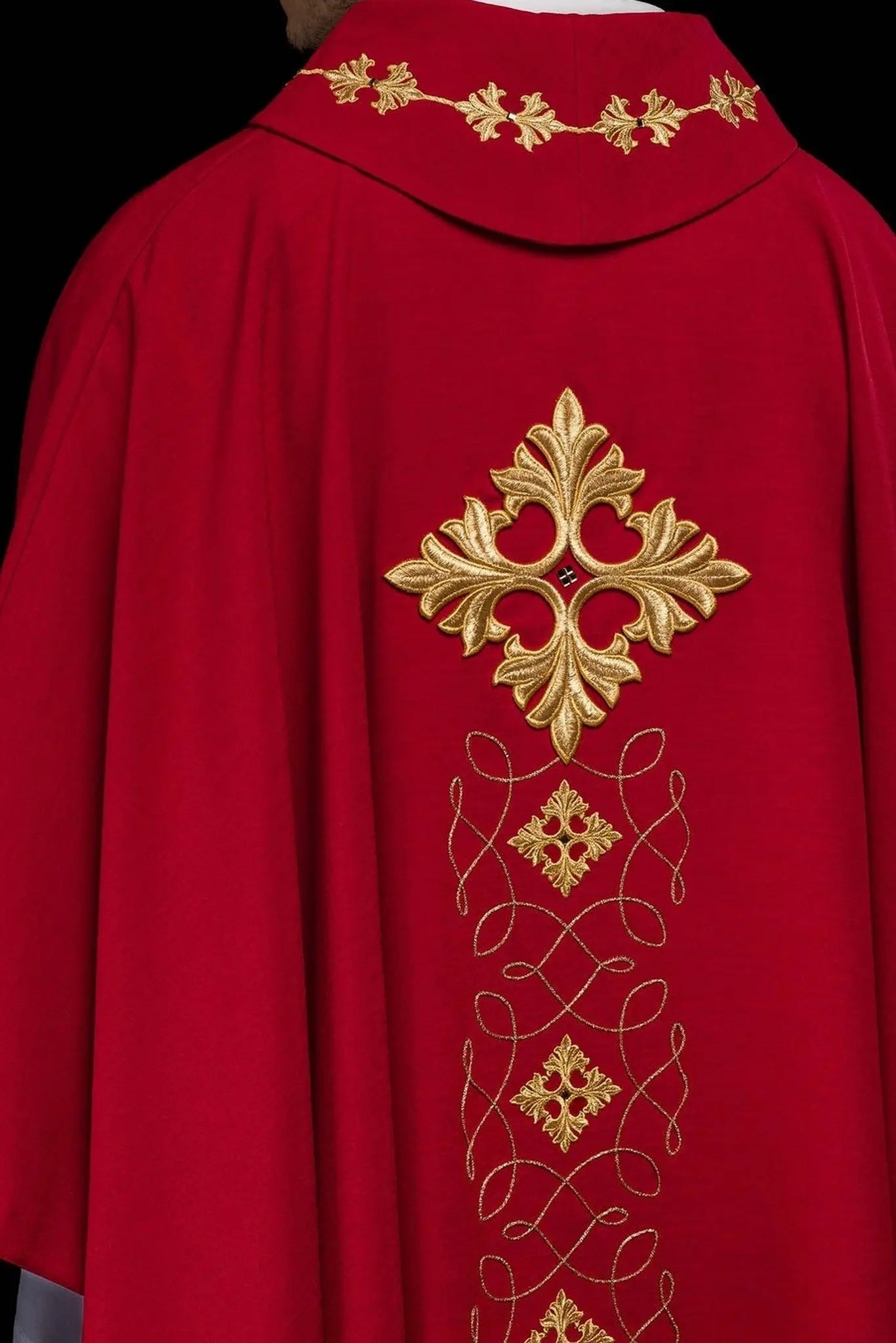 Casulla roja ricamente bordada con cuerda y piedras