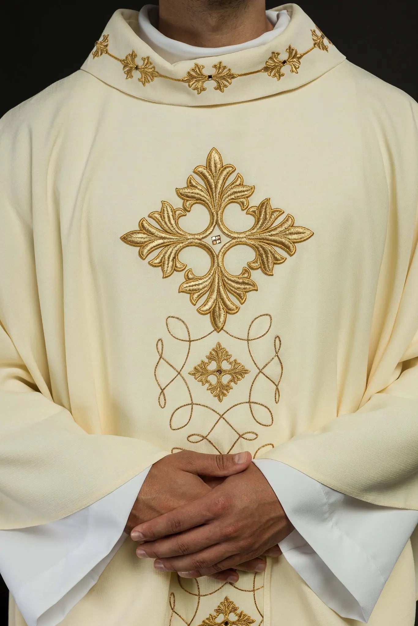 Casulla ricamente bordada con cordón decorado con piedras