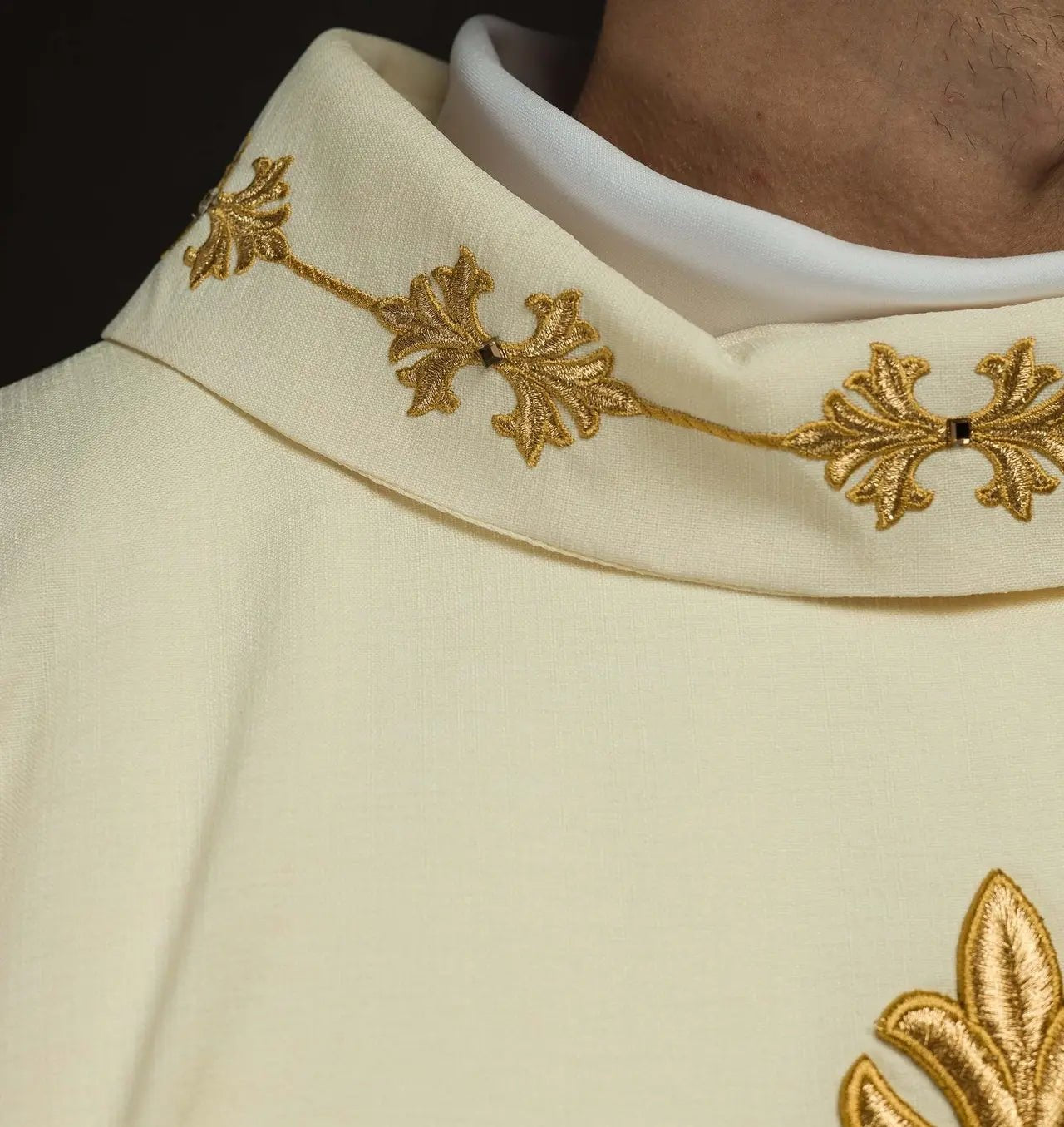 Casulla ricamente bordada con cordón decorado con piedras