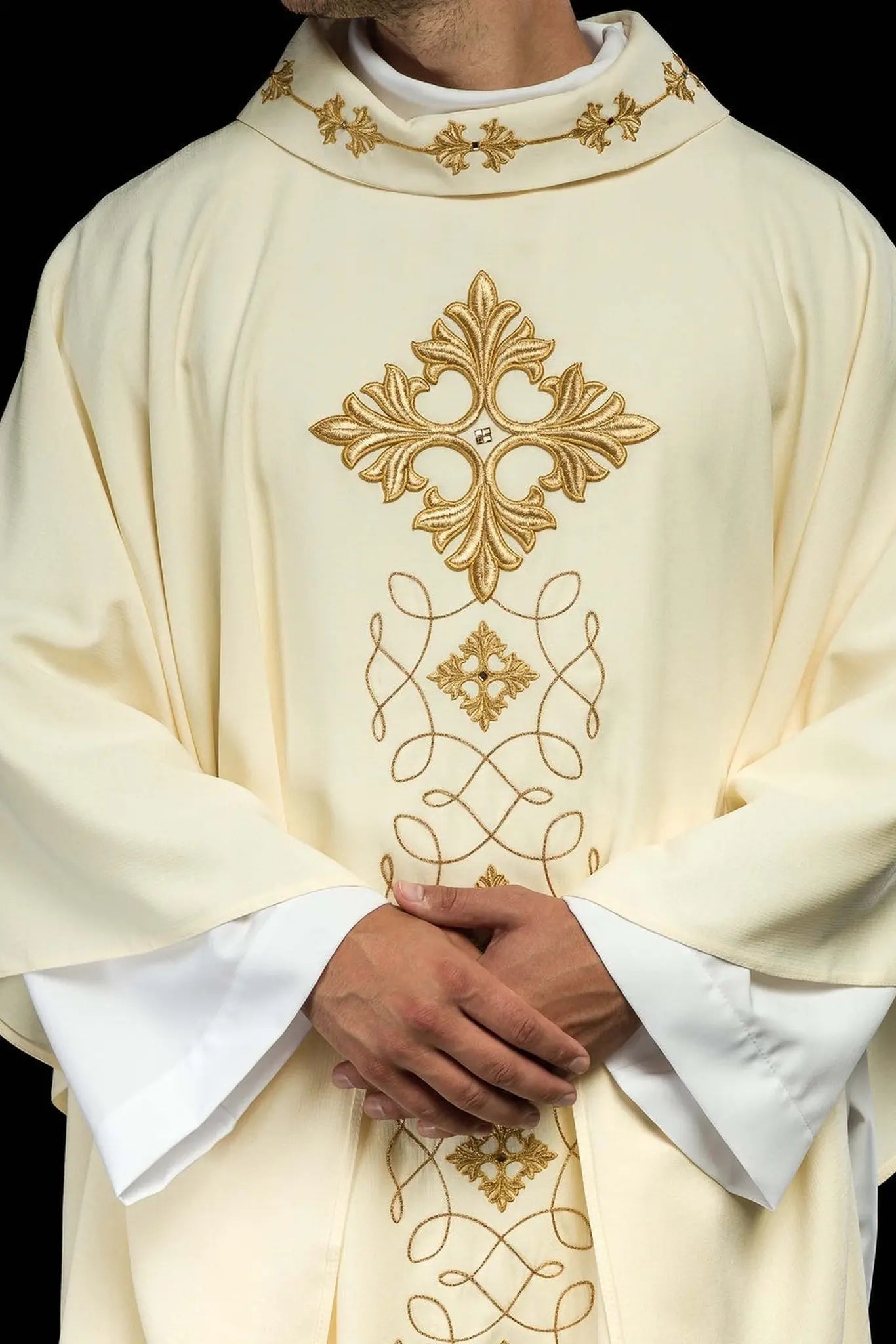 Casulla ricamente bordada con cordón decorado con piedras