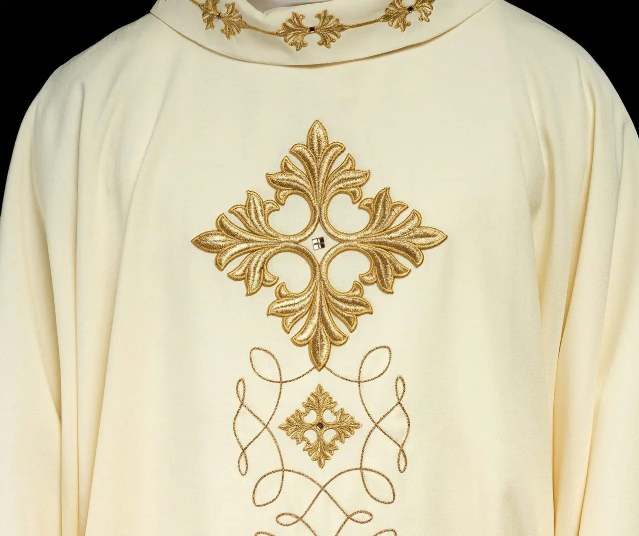 Chasuble richly embroidered with string decorated with stones