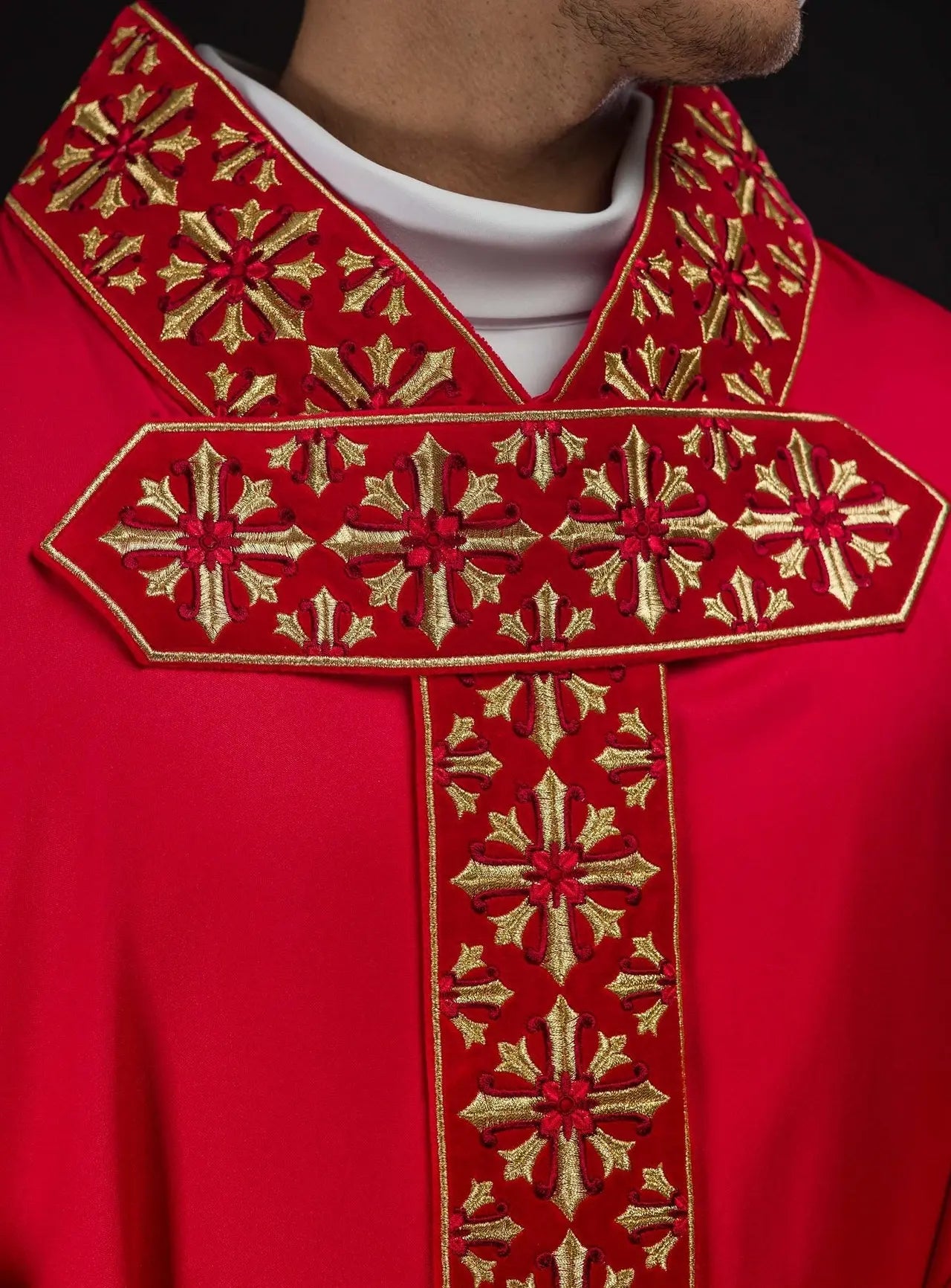Casulla con bordado rojo brillante