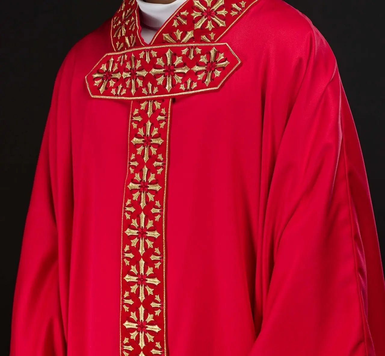 Casulla con bordado rojo brillante