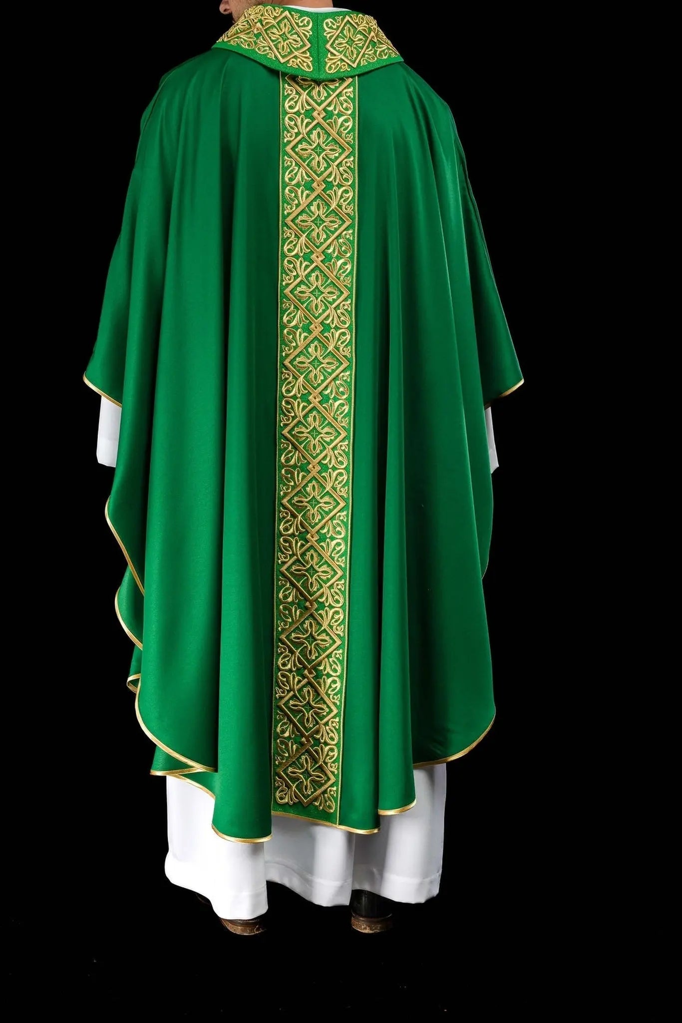 Casulla ricamente bordada con motivo floral y cruces Verde