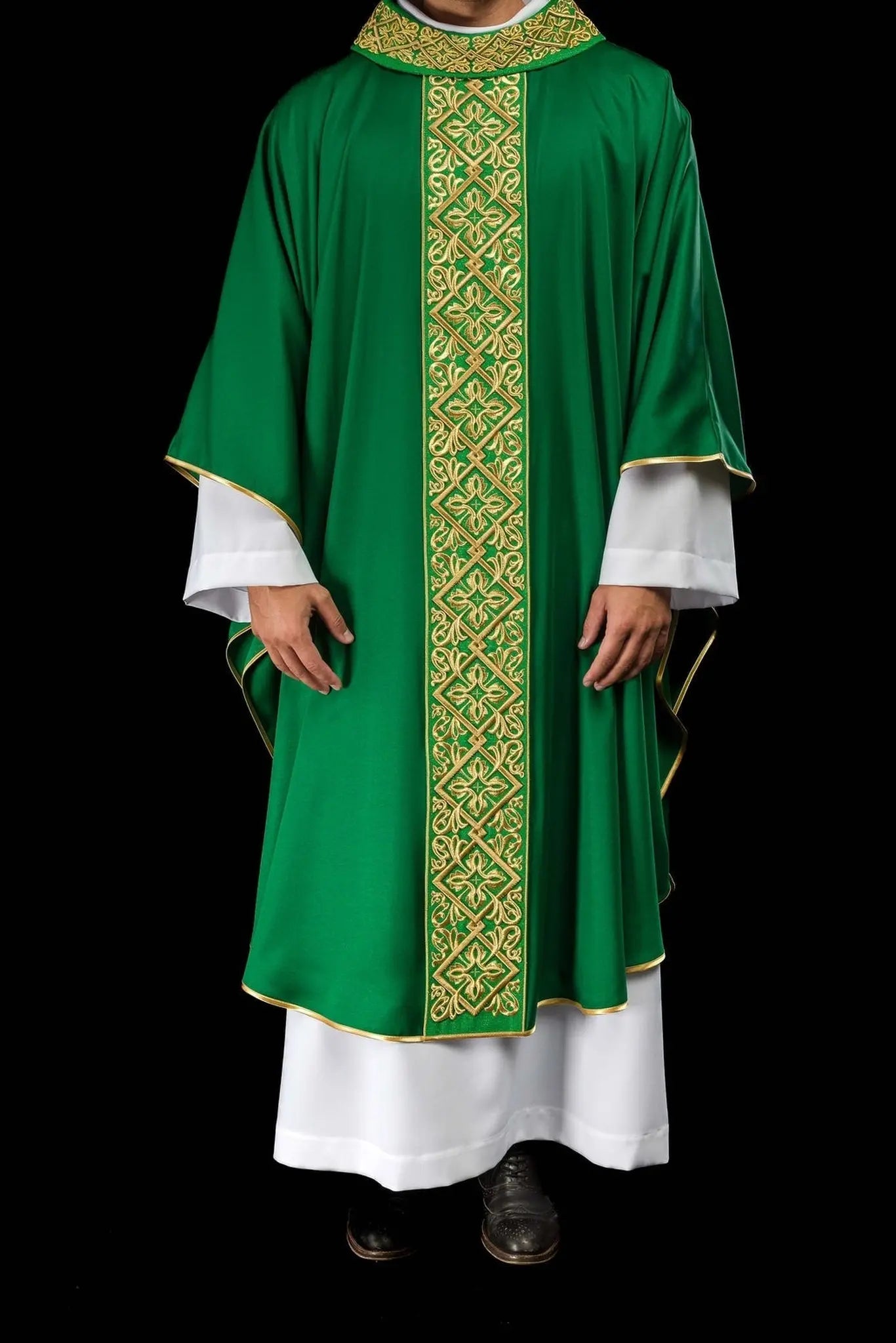Casulla ricamente bordada con motivo floral y cruces Verde