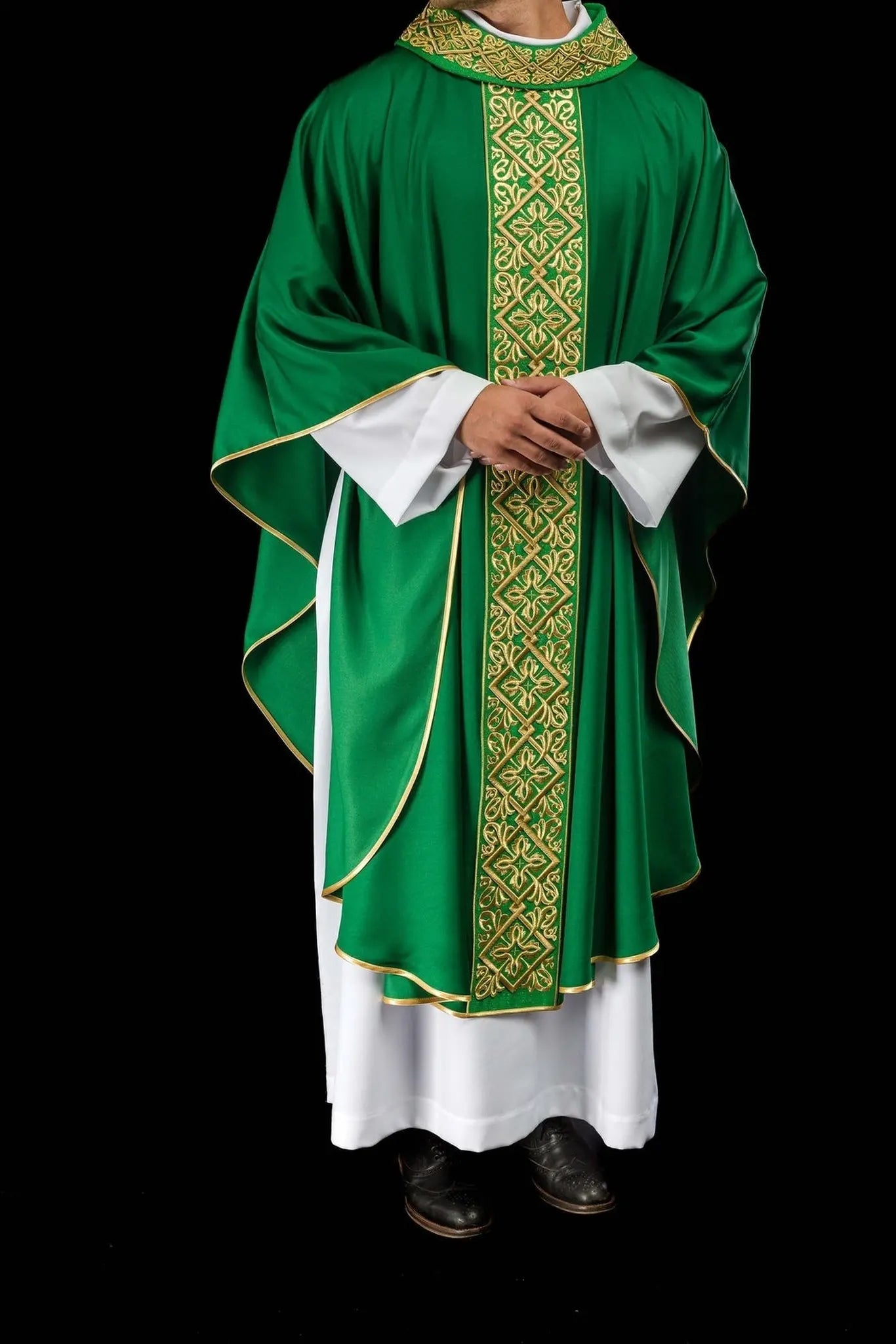 Chasuble richly embroidered floral motif with crosses Green