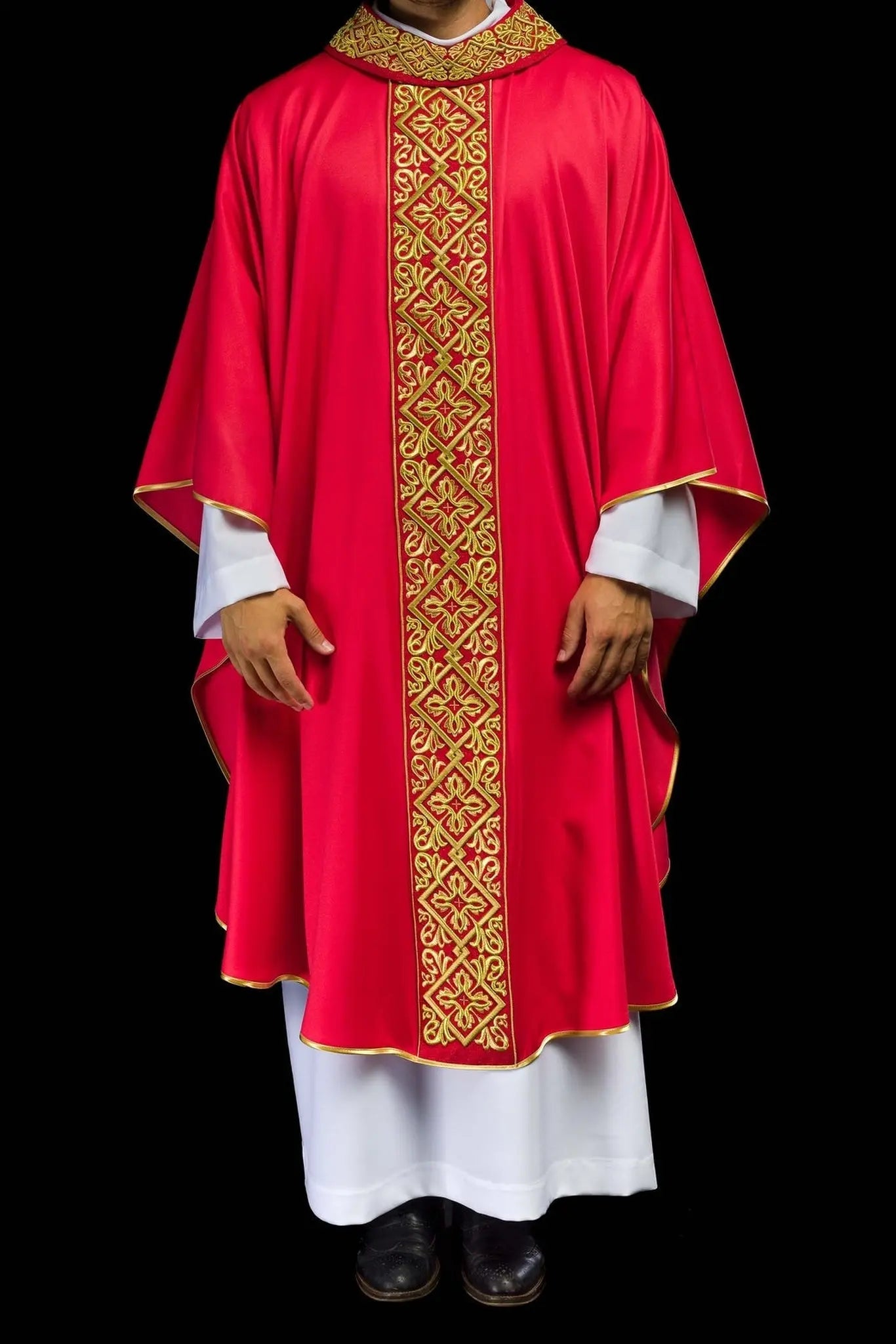 Casulla ricamente bordada con motivo floral y cruces Roja
