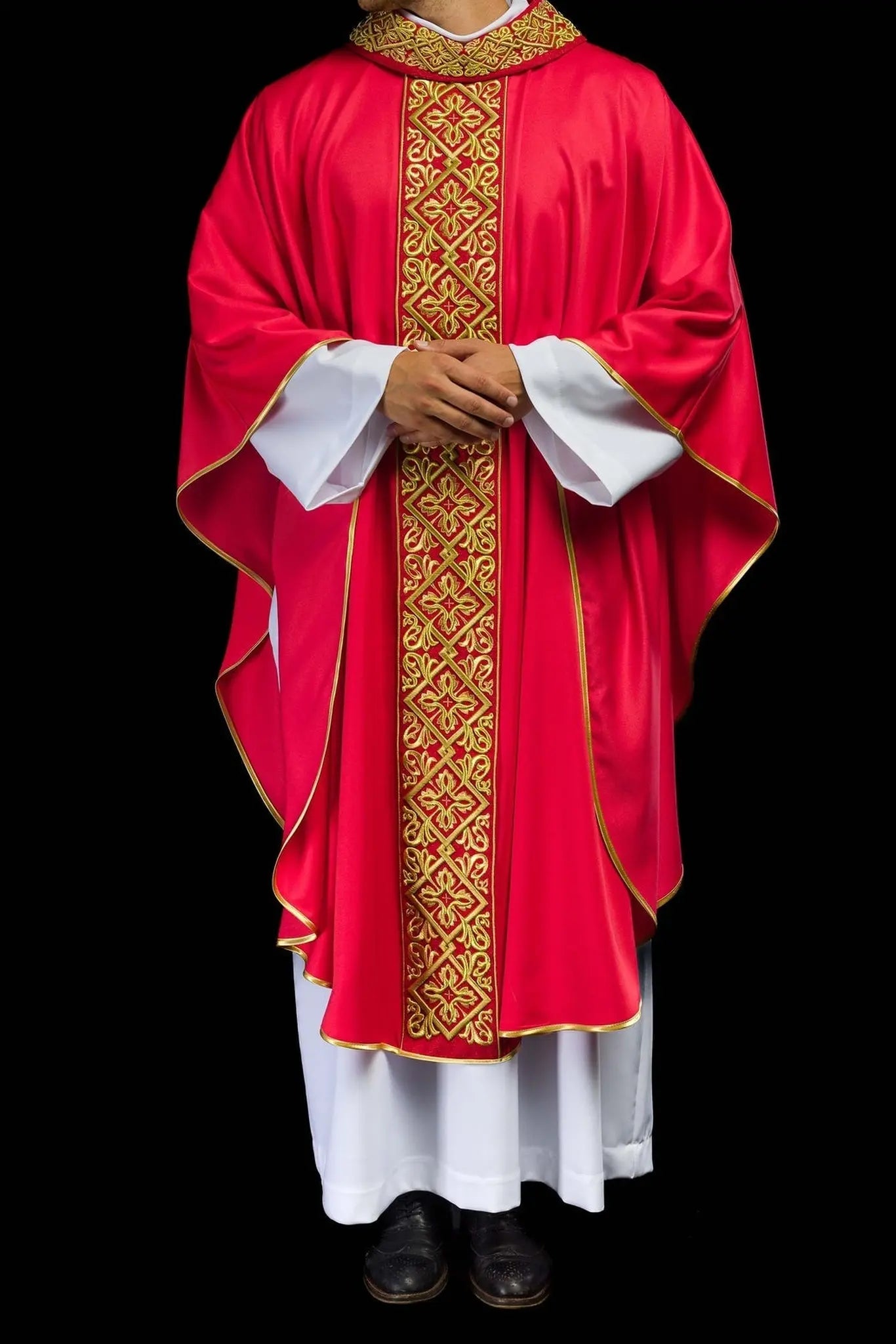 Casulla ricamente bordada con motivo floral y cruces Roja