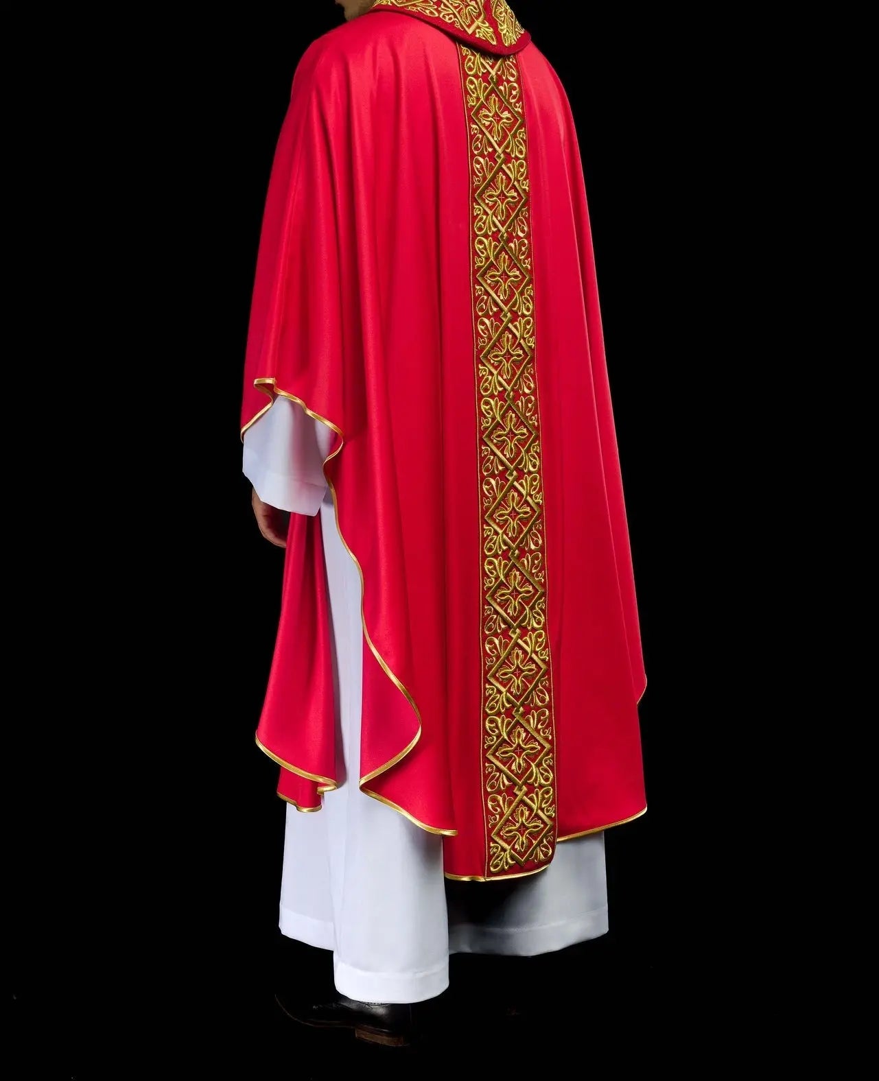 Casulla ricamente bordada con motivo floral y cruces Roja