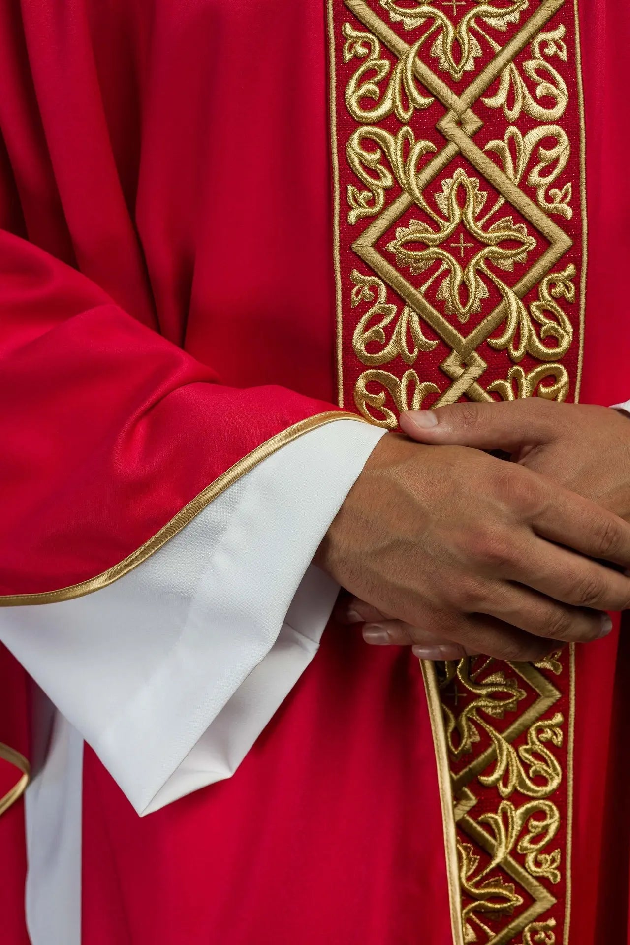 Chasuble richly embroidered floral motif with crosses Red