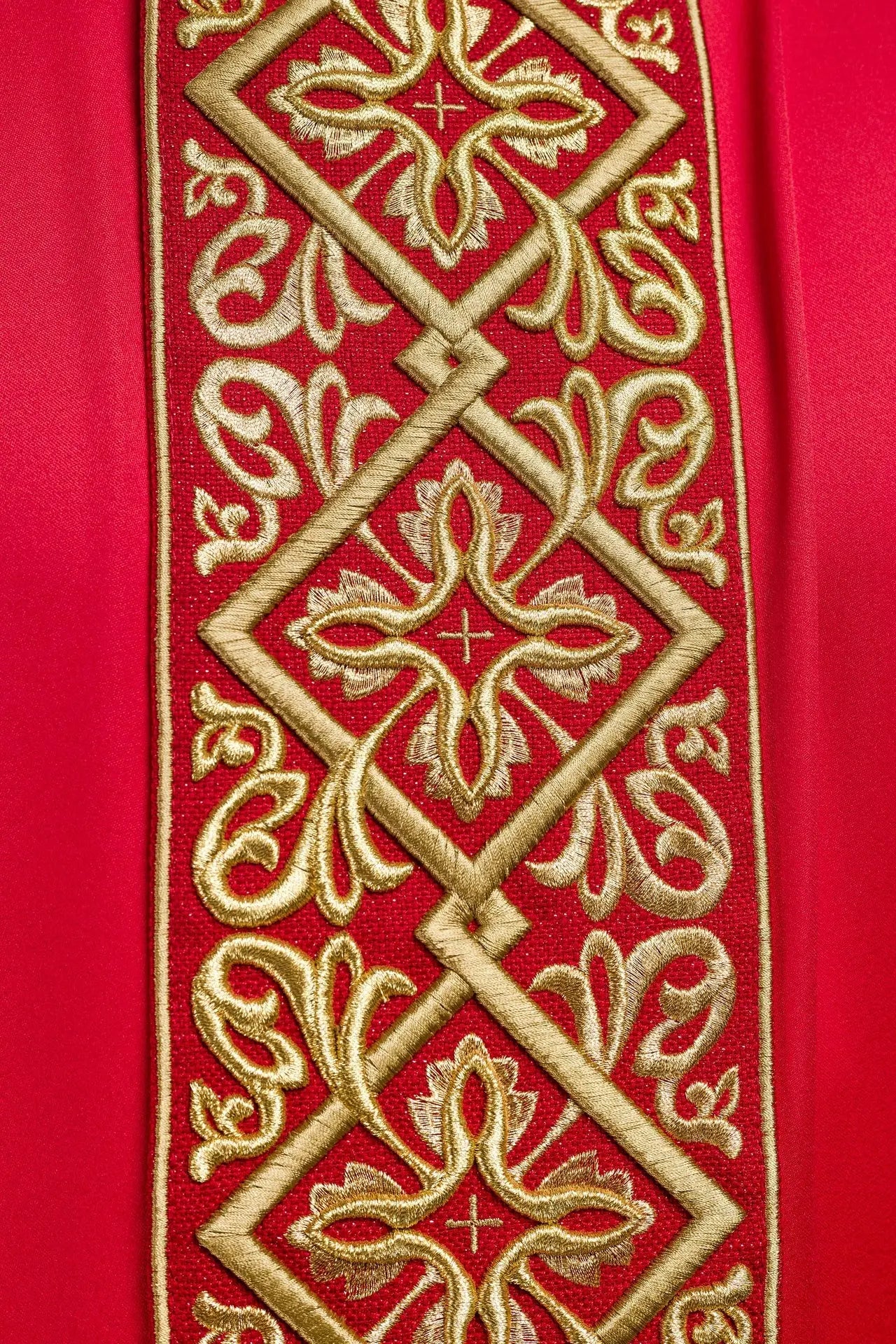 Casulla ricamente bordada con motivo floral y cruces Roja