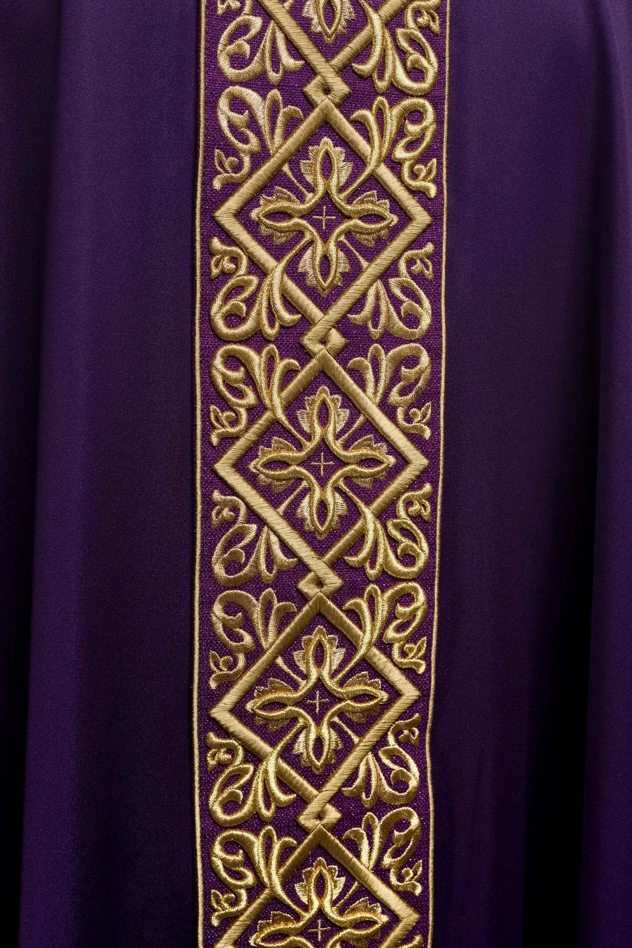 Chasuble richly embroidered Purple