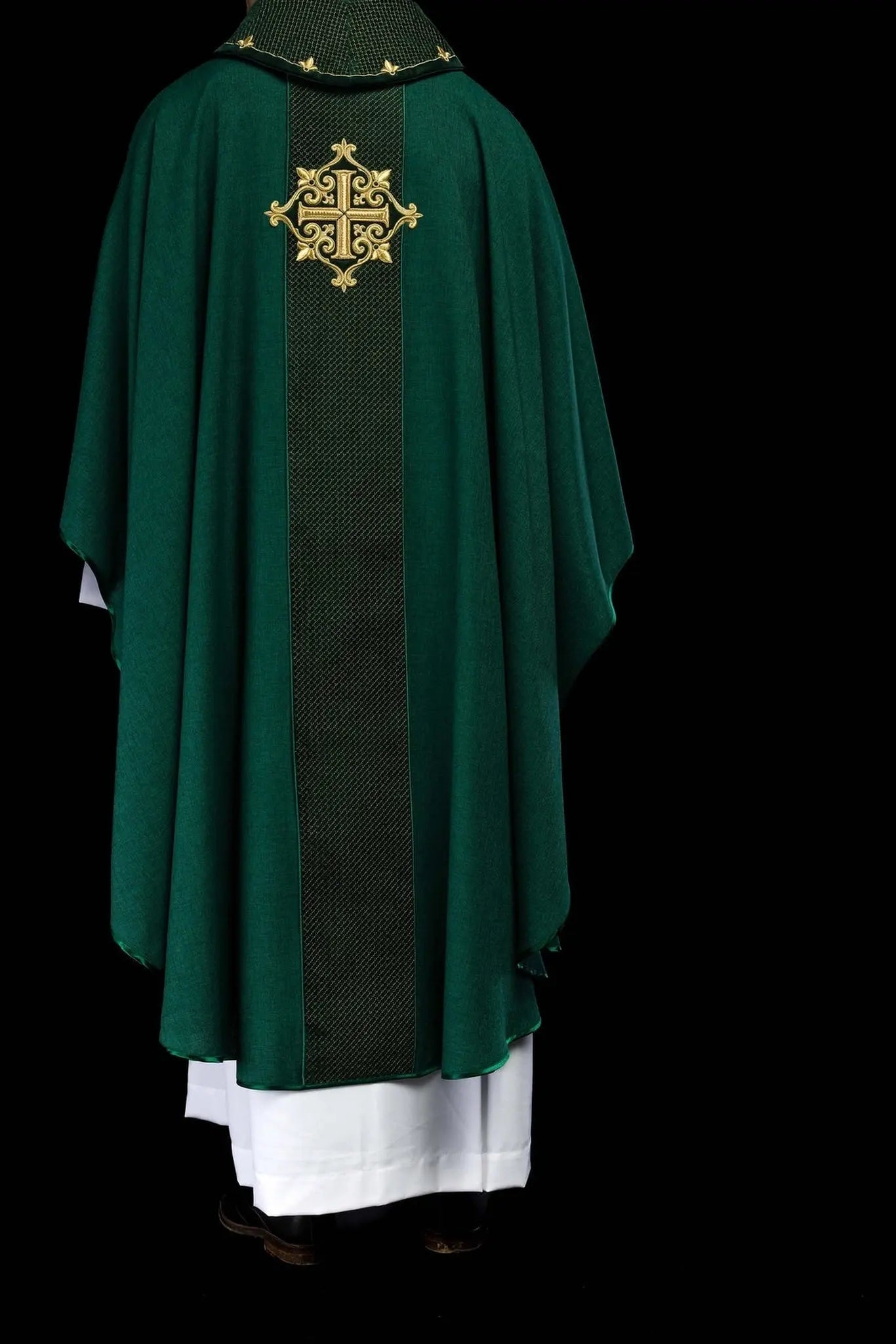 Casulla bordada en terciopelo con el símbolo de la Cruz Verde