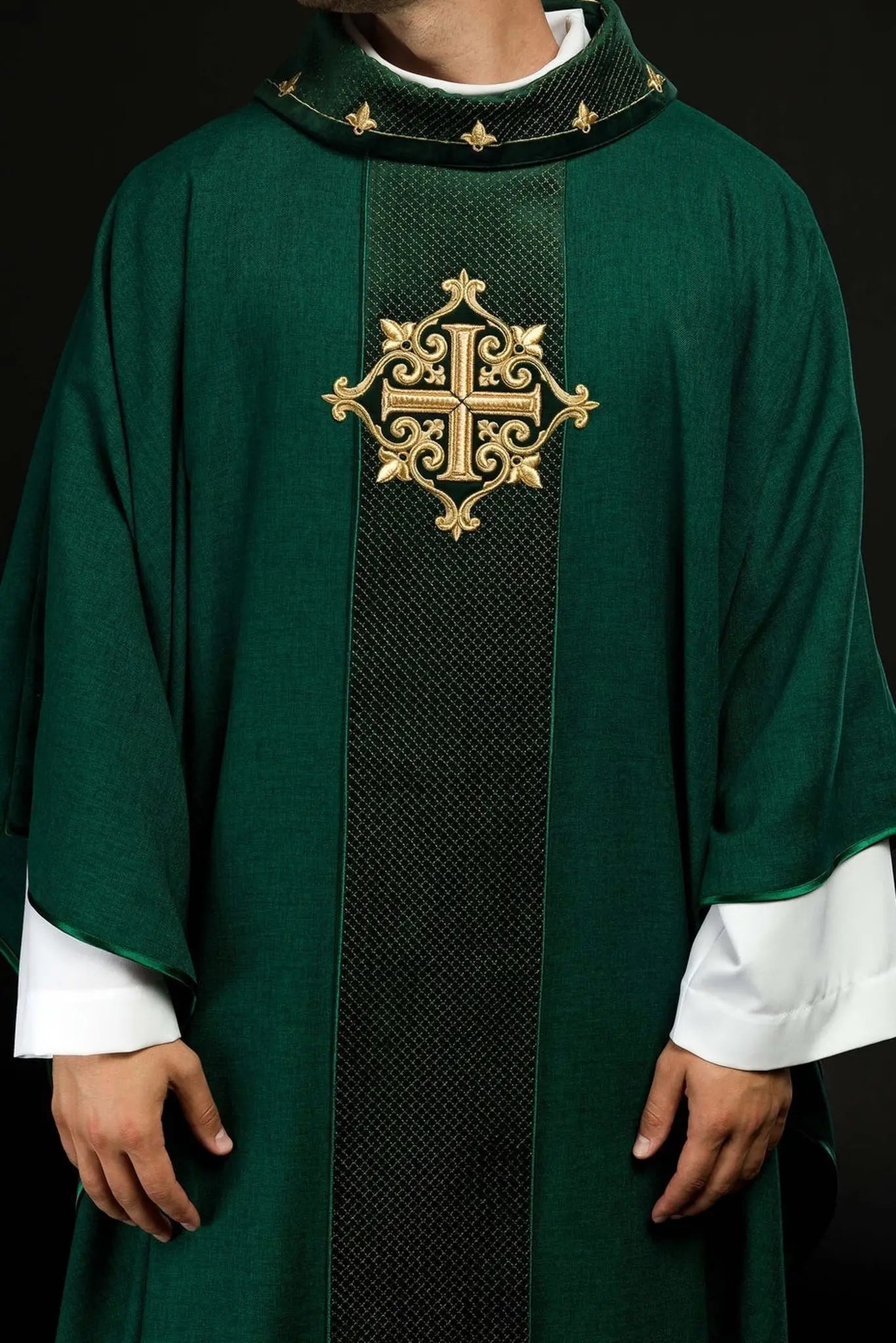 Casulla bordada en terciopelo con el símbolo de la Cruz Verde