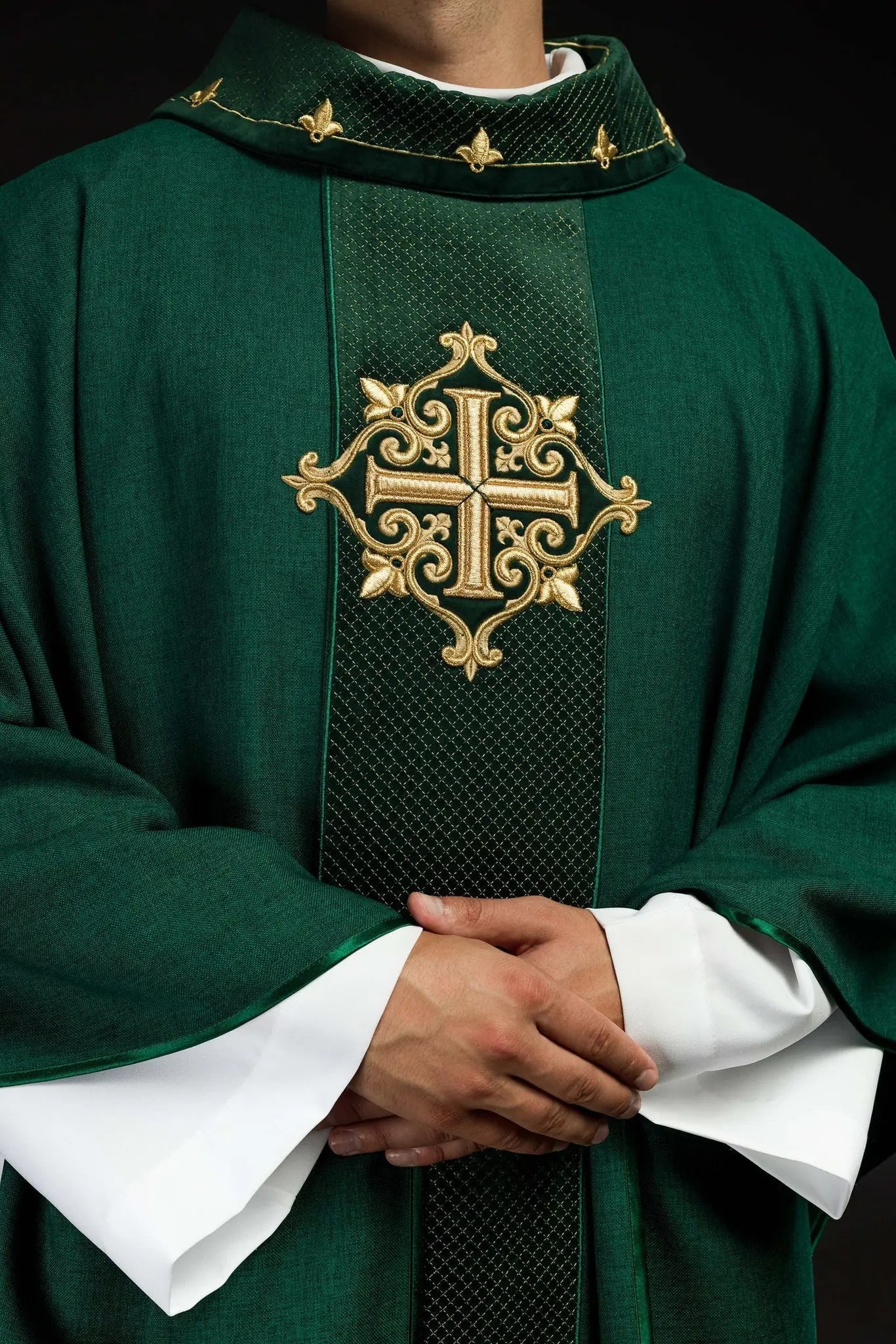 Casulla bordada en terciopelo con el símbolo de la Cruz Verde