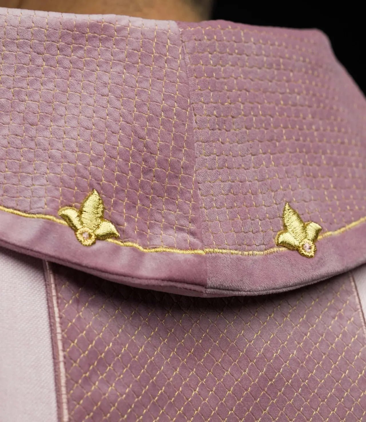 Casulla bordada en terciopelo con el símbolo Cruz Rosa