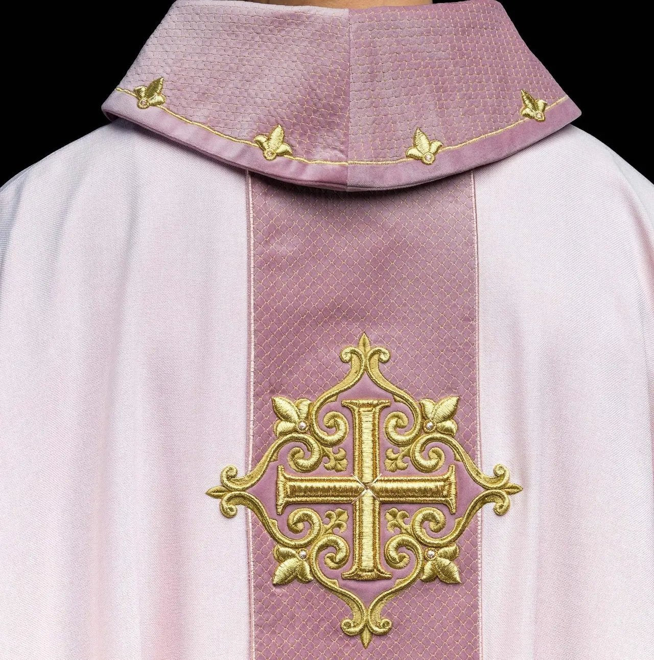Casulla bordada en terciopelo con el símbolo Cruz Rosa