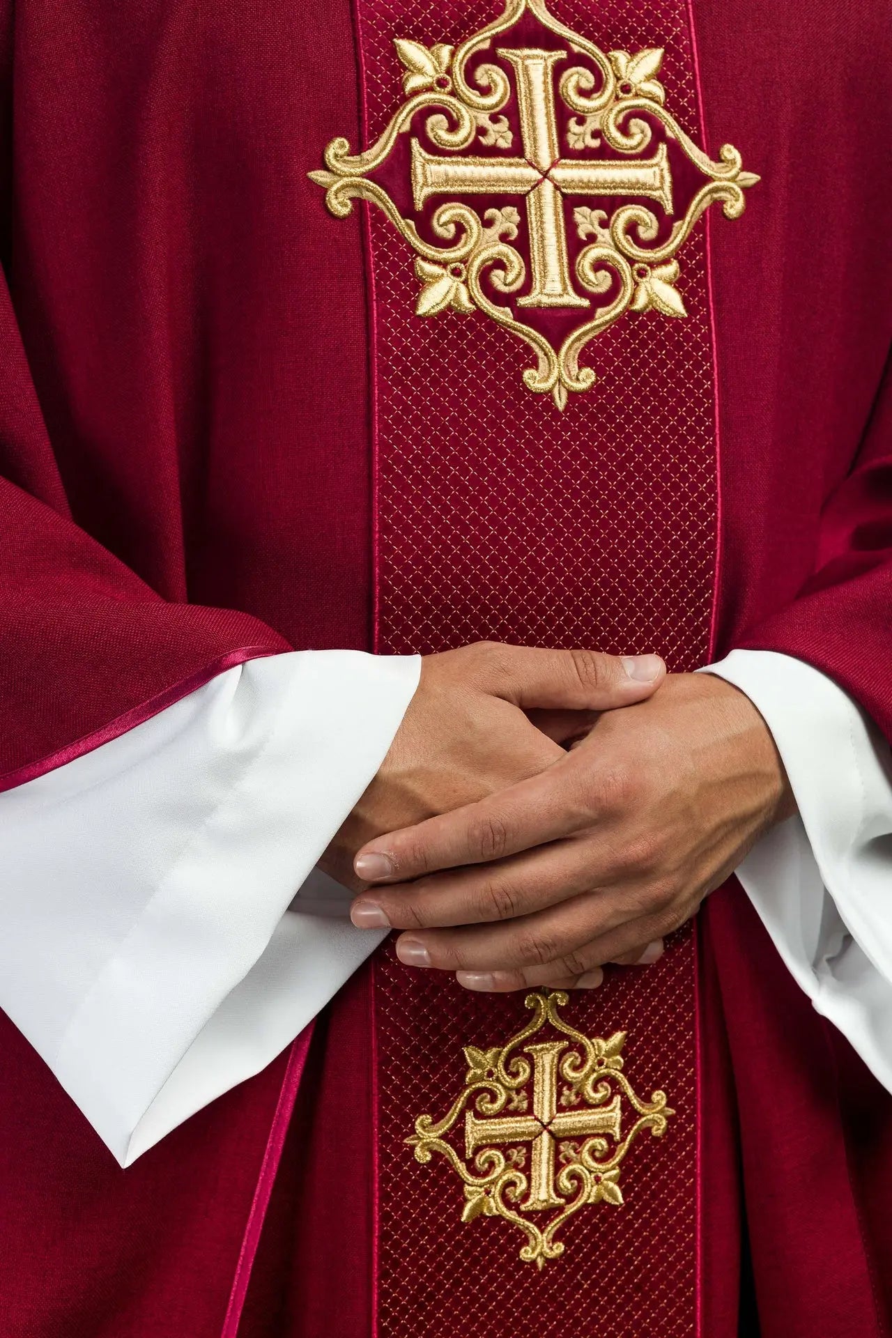 Casulla con cinturón de terciopelo rojo y bordado de cruz