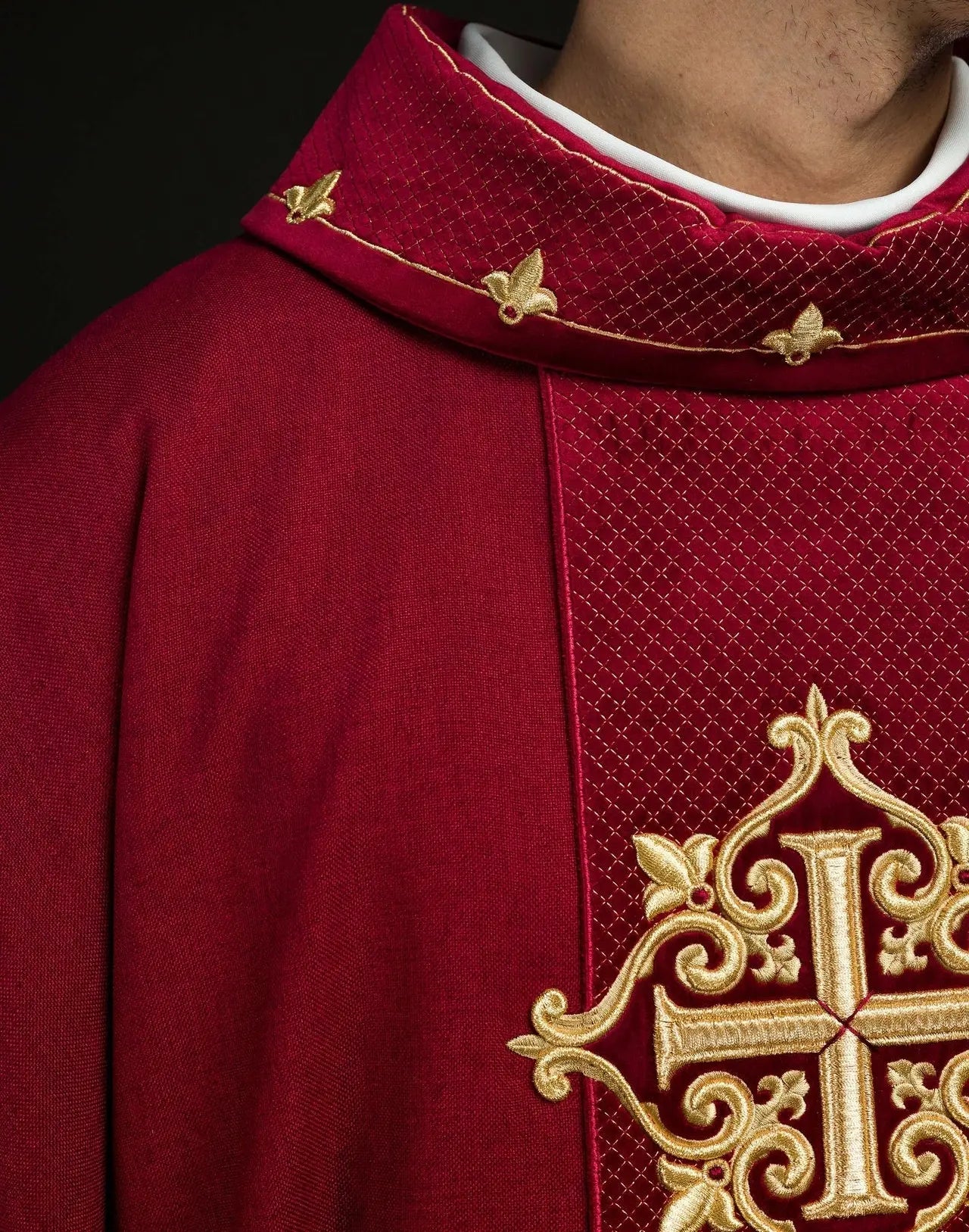Casulla con cinturón de terciopelo rojo y bordado de cruz