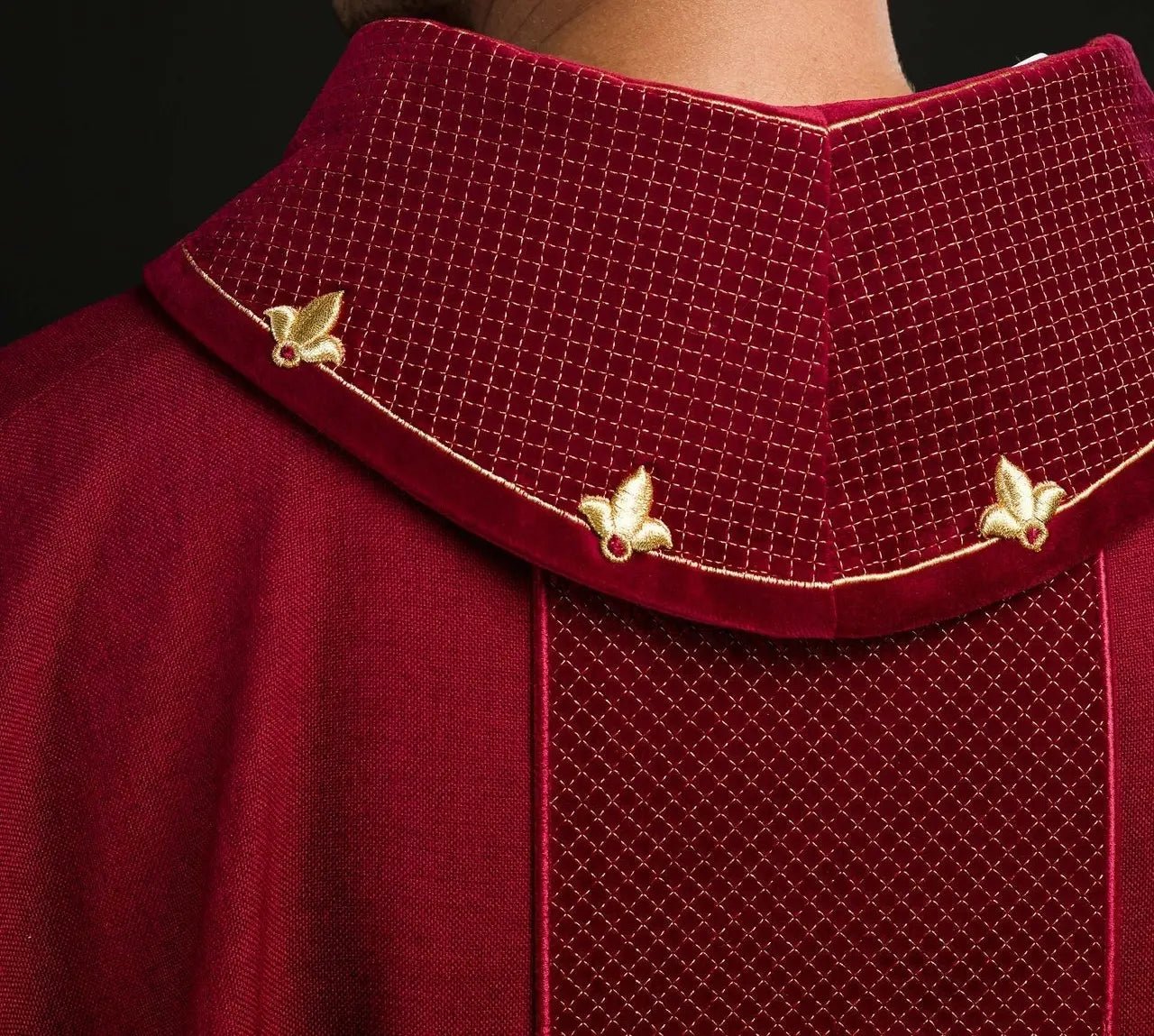 Casulla con cinturón de terciopelo rojo y bordado de cruz